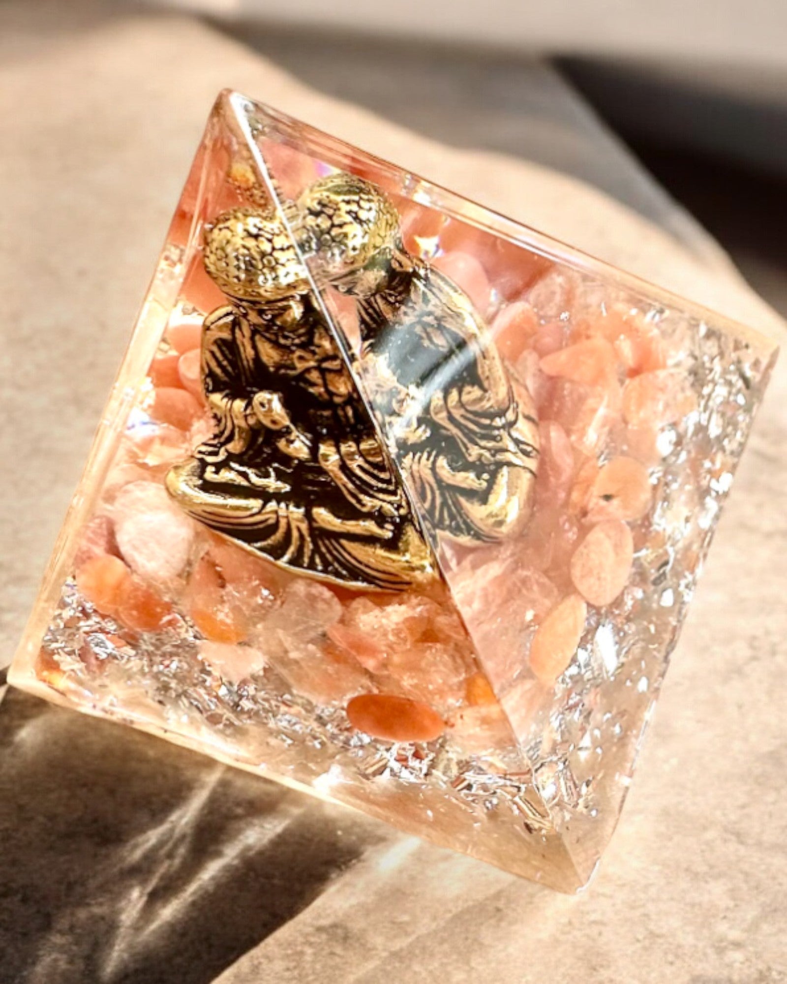 Energipyramide "Meditation af Ro" med Ædelsten