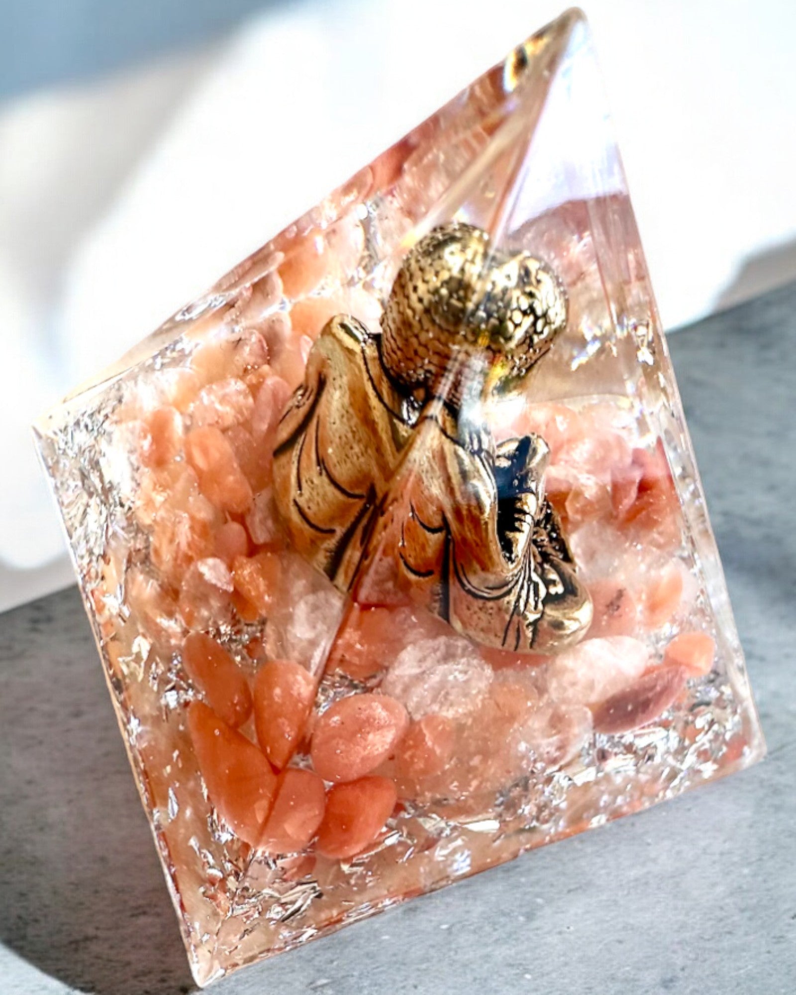 Energipyramide "Meditation af Ro" med Ædelsten