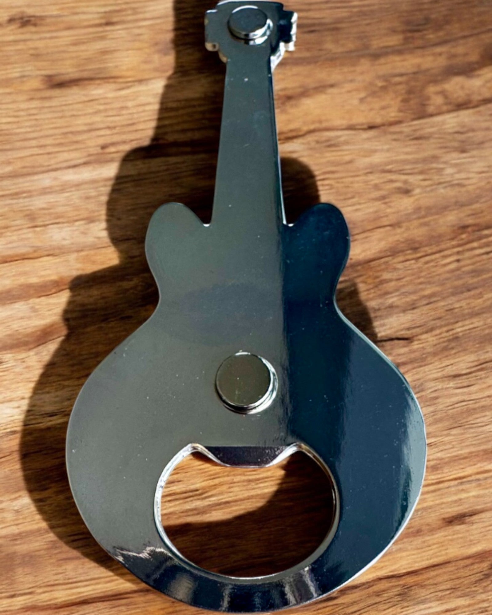 Flaskeåbner Guitar Rock'n'Open, 2 varianter, personliggørelse med gravering som gave