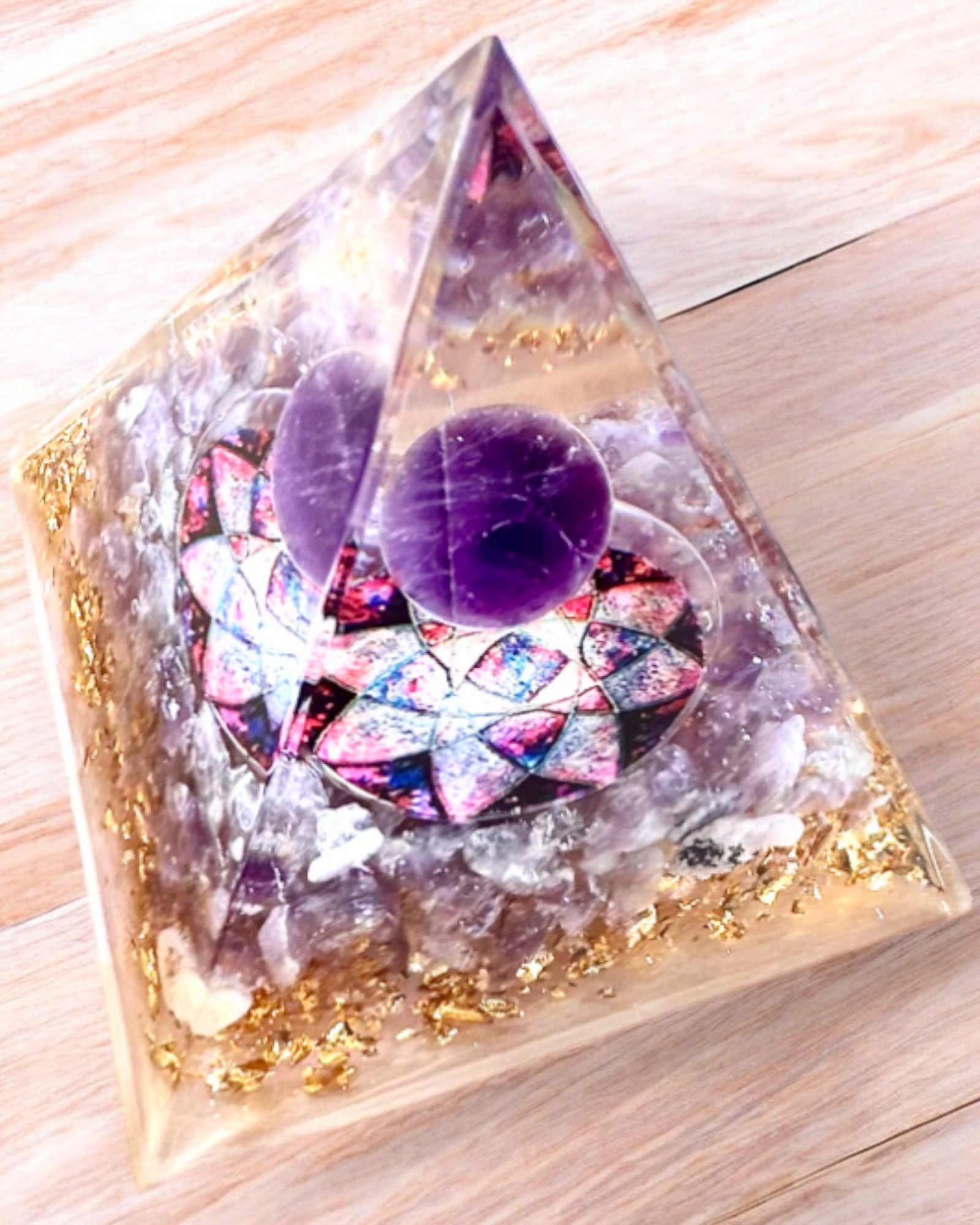 Orgonitisk energipyramide "Amethyst Star" med ametystkrystaller