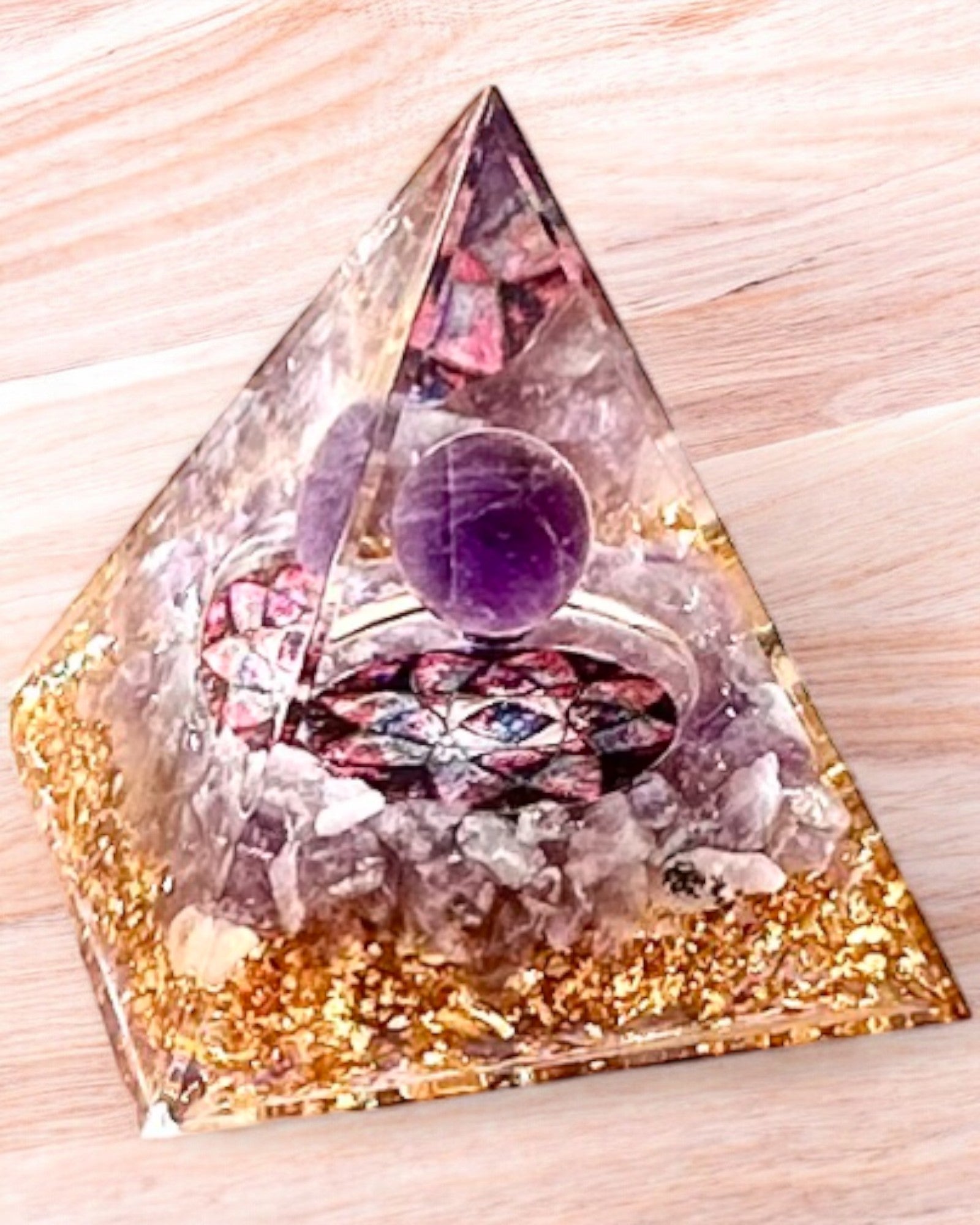 Orgonitisk energipyramide "Amethyst Star" med ametystkrystaller
