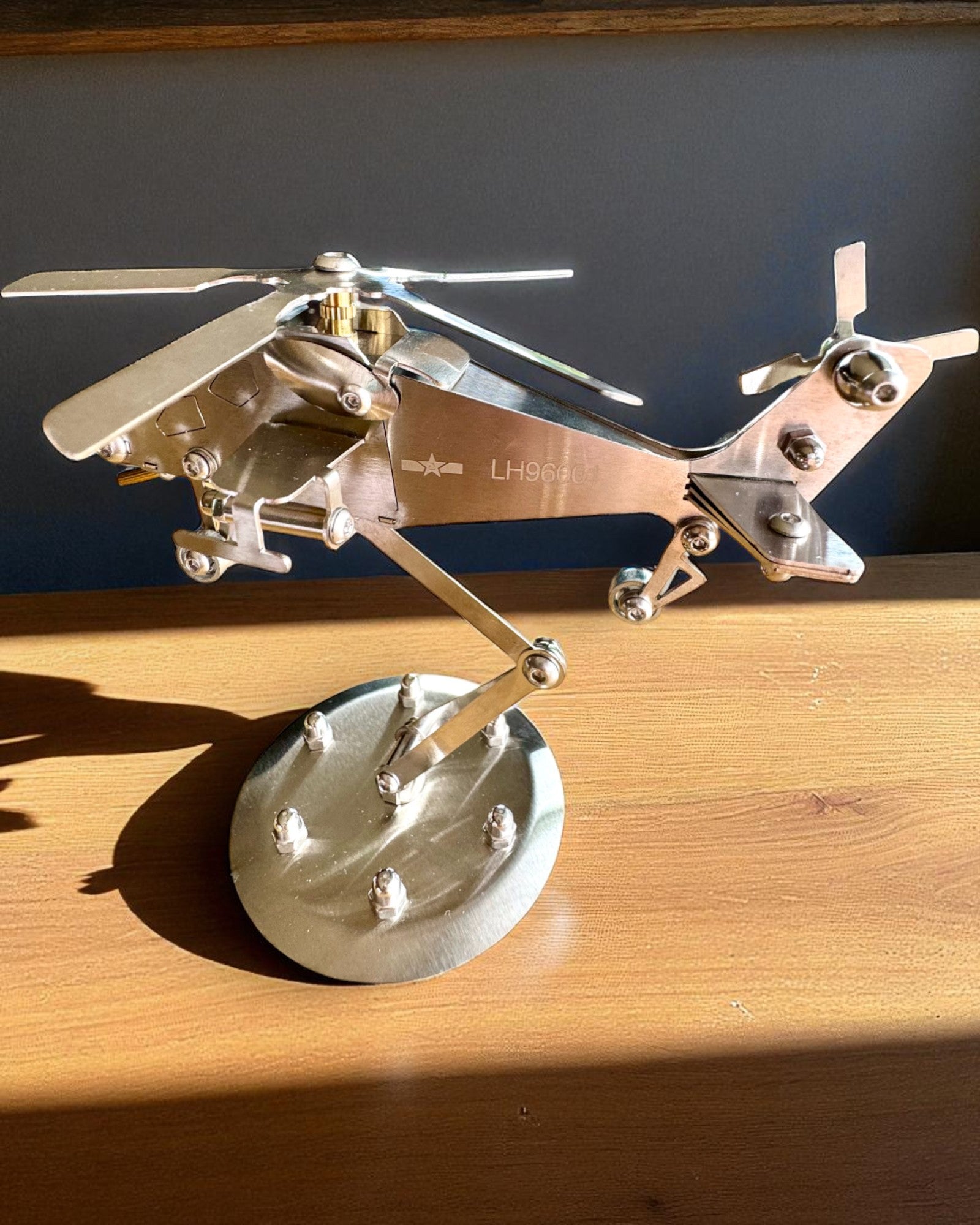 Metalmodel af helikopteren "SkyRider" – Justerbart skrivebordsstativ med personlig gravering som gave