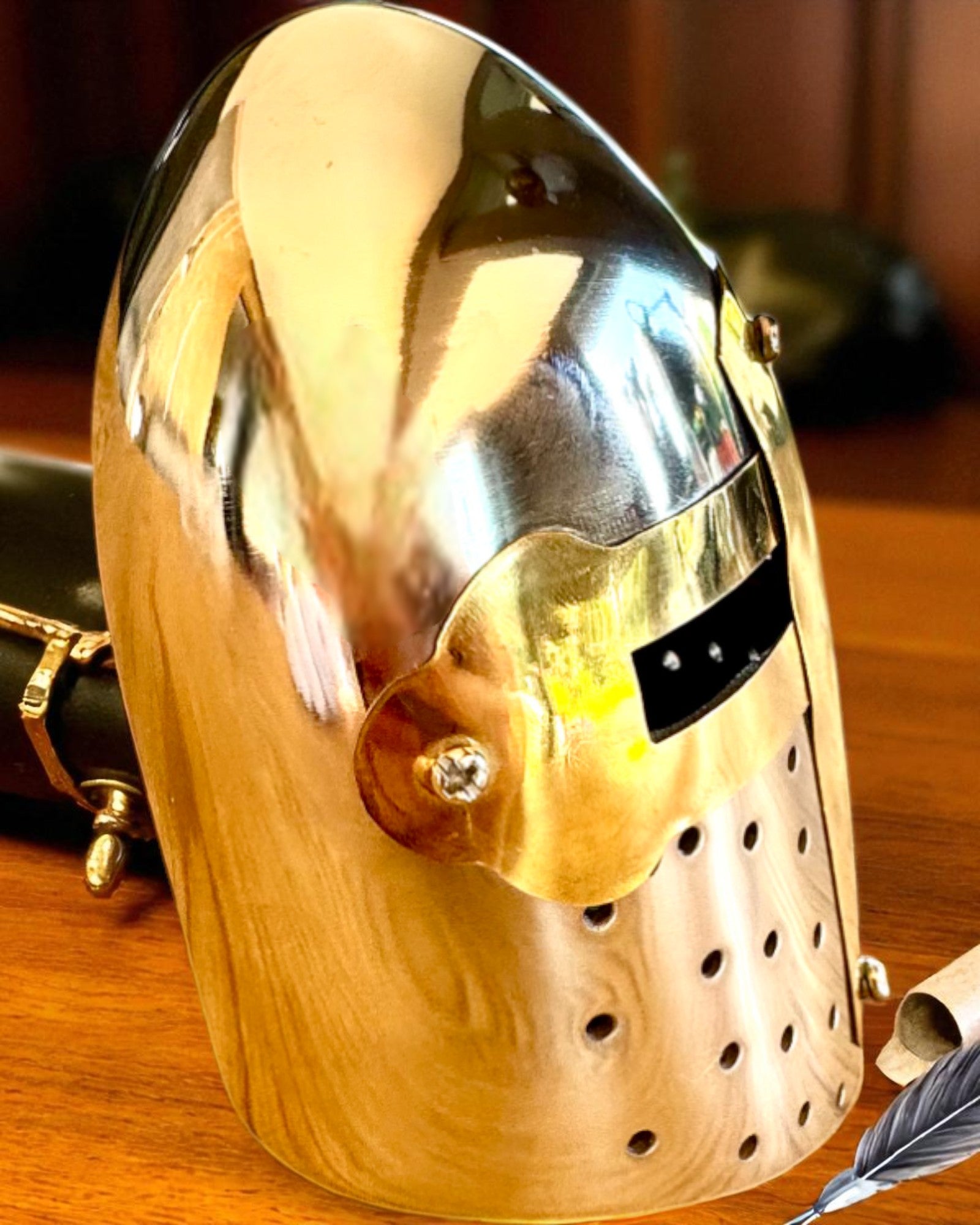 Mini Riddershjelm „Guardian” af messing – håndlavet, 12 cm, mulighed for tilpasning med gravering som gave