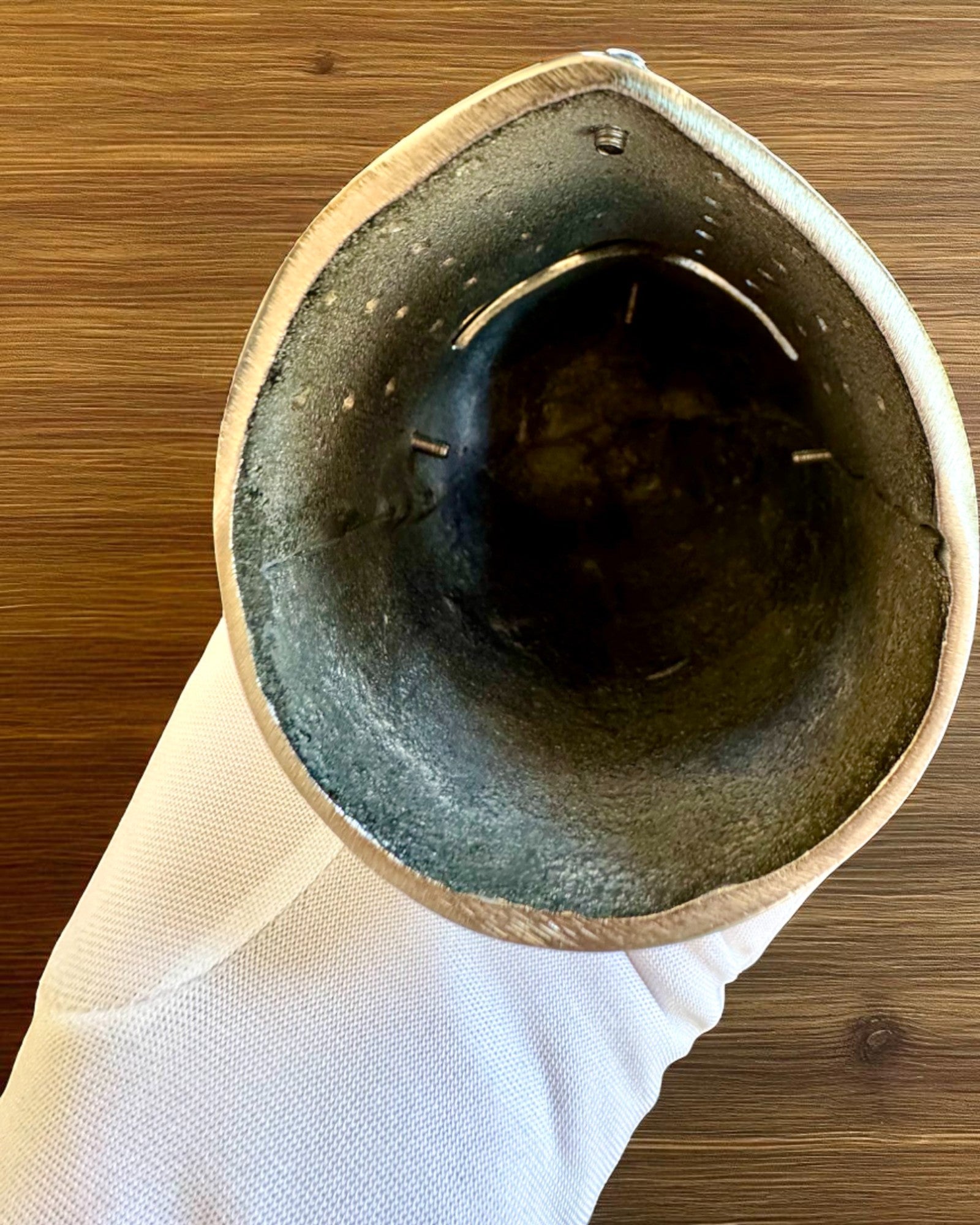 Mini Riddershjelm „Guardian” af messing – håndlavet, 12 cm, mulighed for tilpasning med gravering som gave