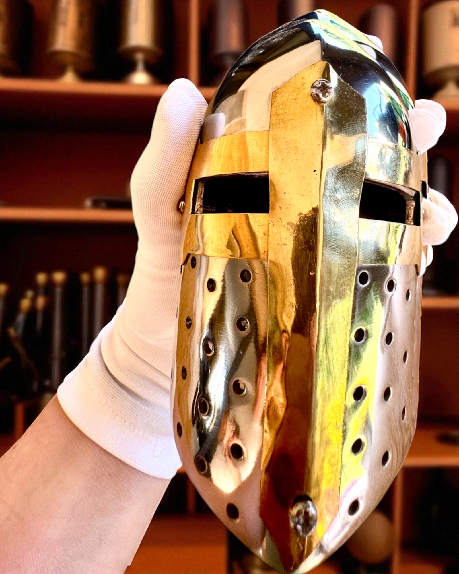 Mini Riddershjelm „Guardian” af messing – håndlavet, 12 cm, mulighed for tilpasning med gravering som gave