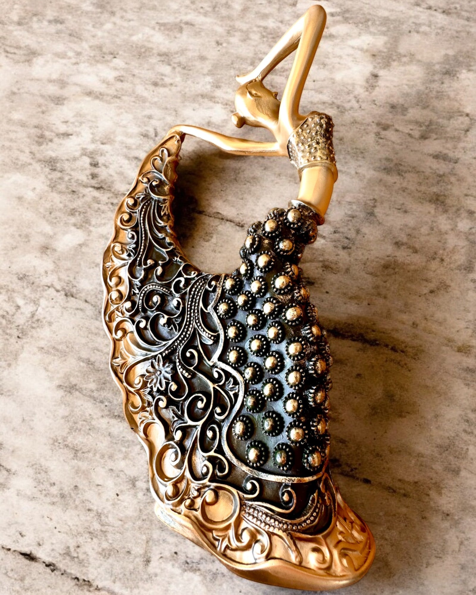 Elegant skulptur "Tancerka Złotego Blasku", 29 cm høj, med mulighed for gravering som gave