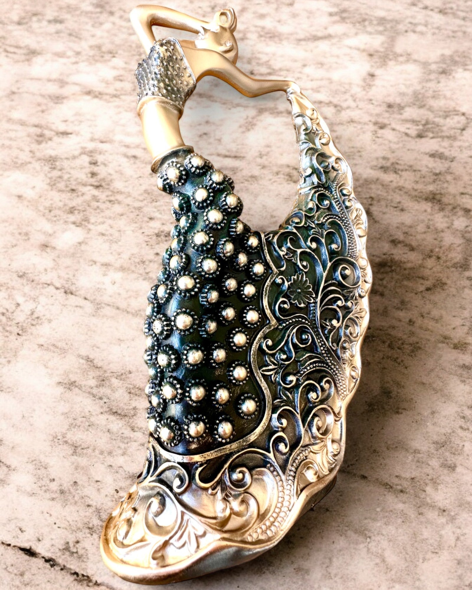 Elegant skulptur "Tancerka Złotego Blasku", 29 cm høj, med mulighed for gravering som gave