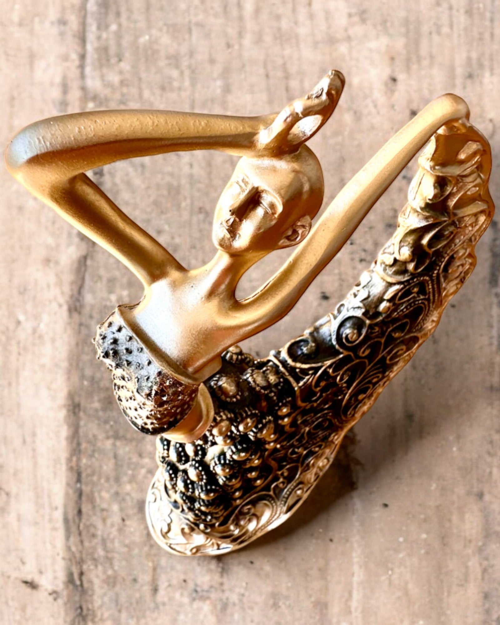 Elegant skulptur "Tancerka Złotego Blasku", 29 cm høj, med mulighed for gravering som gave