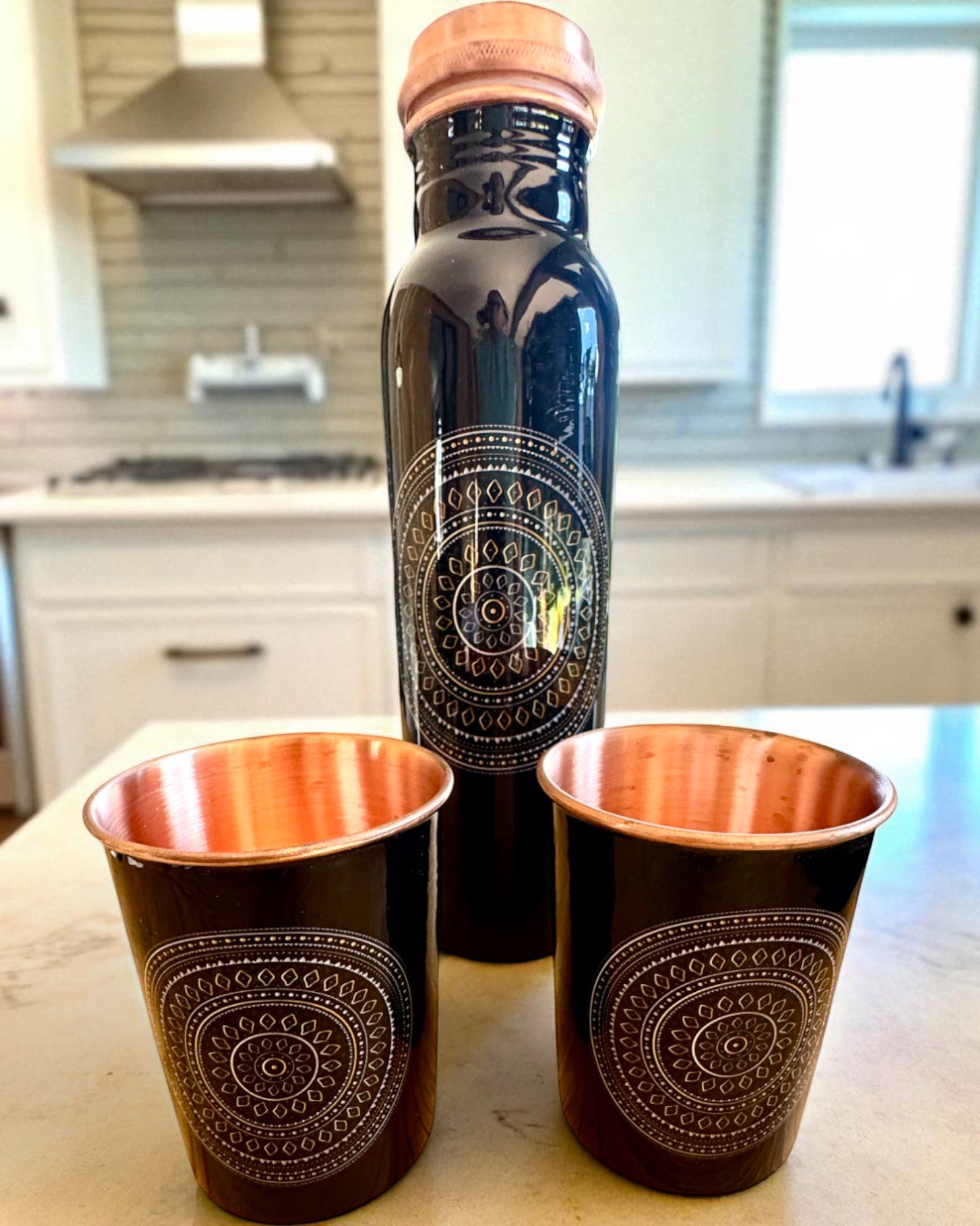 Kobbersæt Mandala – Flaske 1L + 2 Krus i Etui, mulighed for personliggørelse med gravering som gave