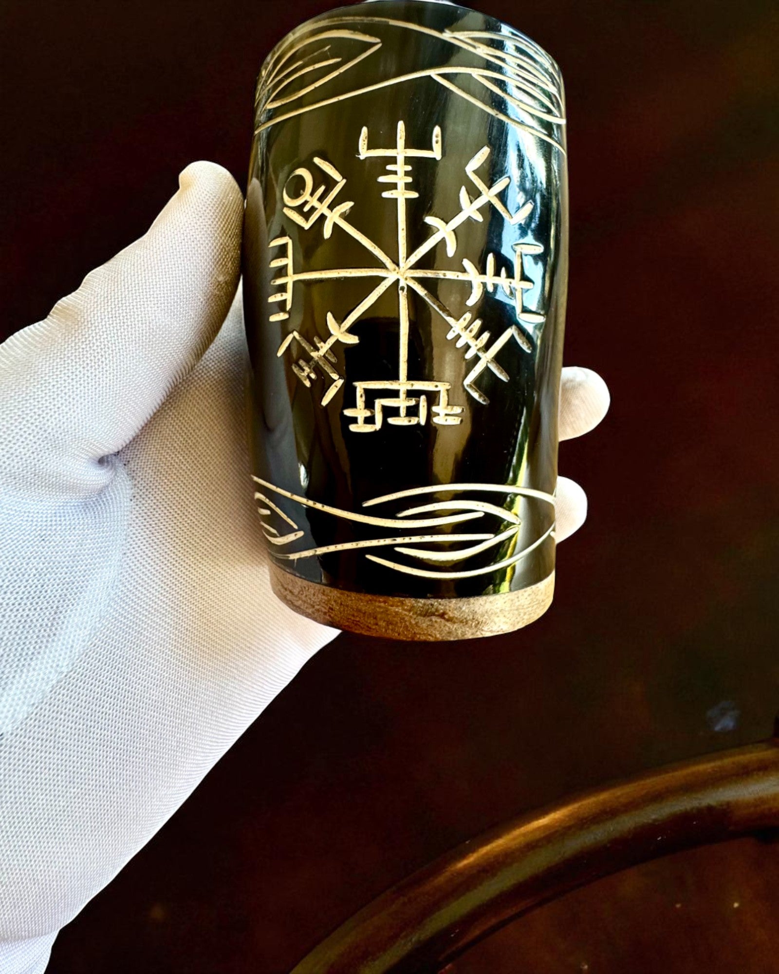 Valknut Håndlavet lille kop af bøffelhorn med nordiske symboler, mulighed for tilpasning som gave med gravering