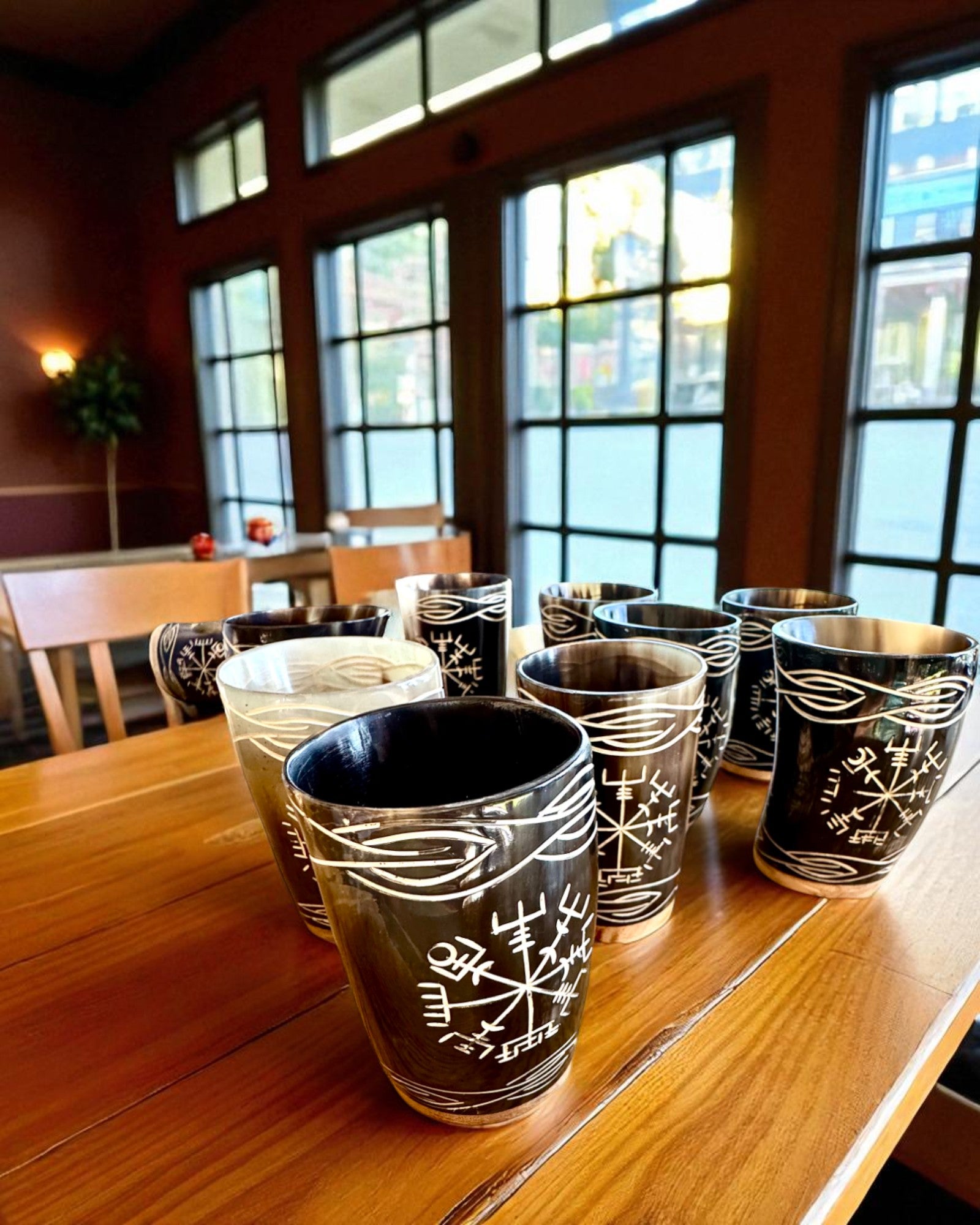 Valknut Håndlavet lille kop af bøffelhorn med nordiske symboler, mulighed for tilpasning som gave med gravering