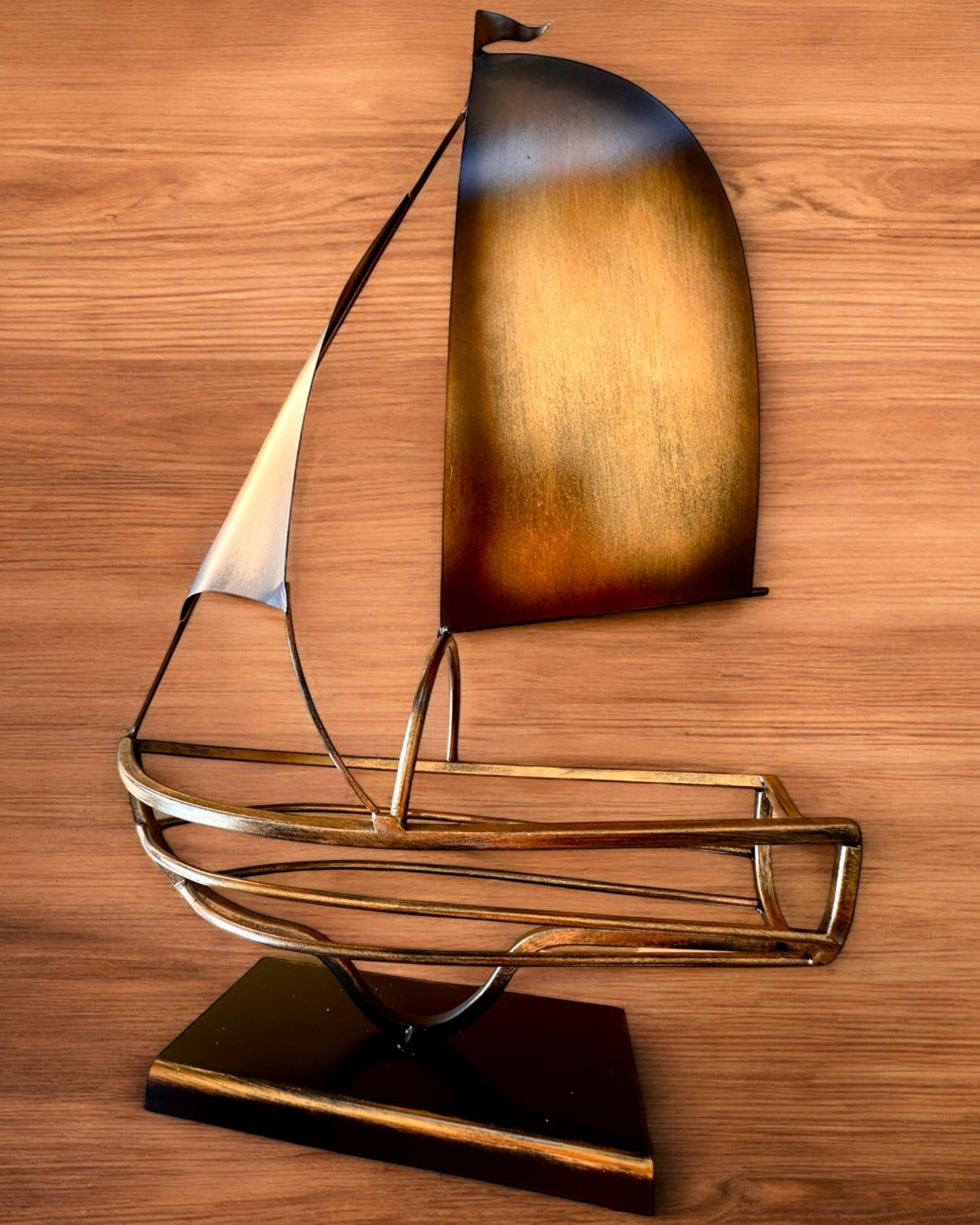 Metalvinreol 45 cm høj, "Sømandsfantasi" - Formet som et sejlskib med mulighed for gravering som gave