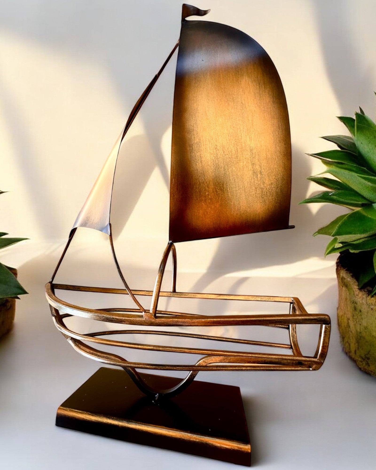 Metalvinreol 45 cm høj, "Sømandsfantasi" - Formet som et sejlskib med mulighed for gravering som gave