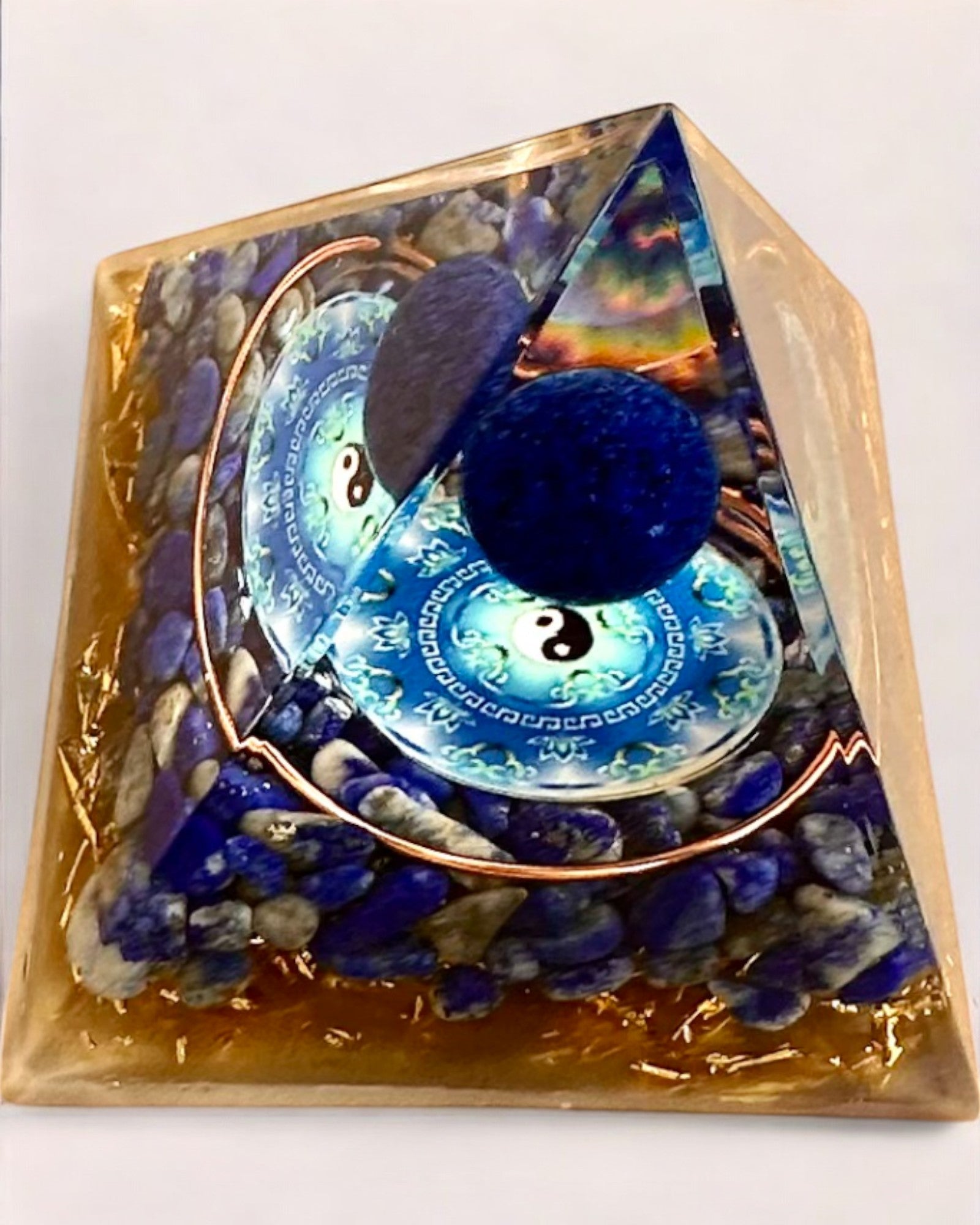 Orgonitisk energipyramide "Zenith" med Lapis Lazuli, ideel som gave