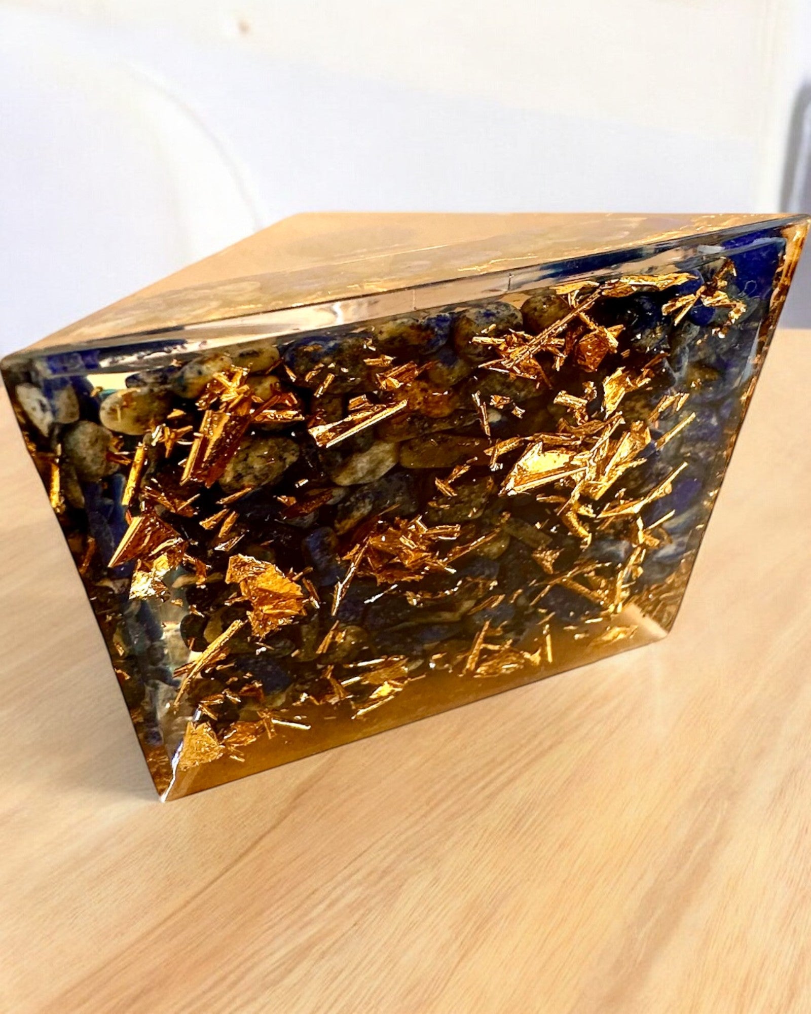 Orgonitisk energipyramide "Zenith" med Lapis Lazuli, ideel som gave