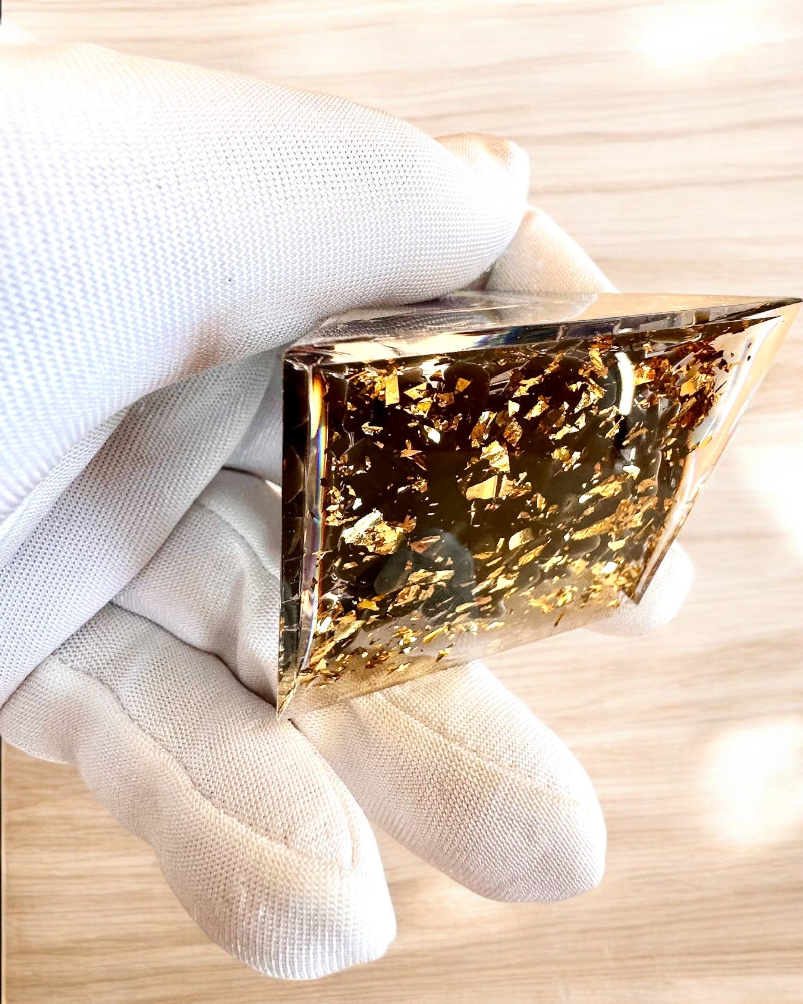 Orgonitisk Energi Pyramide af Kosmisk Energi - Amulet med Ametyst og Spåner