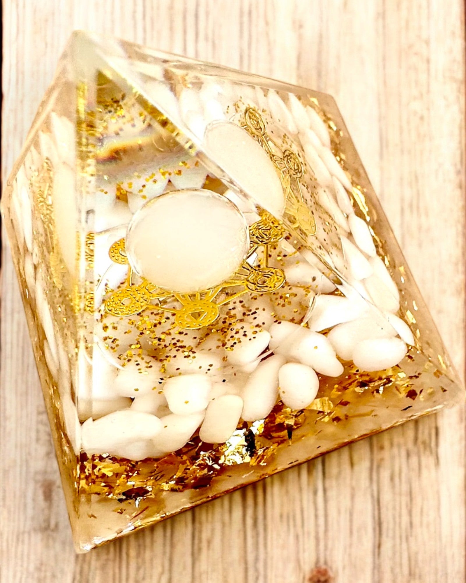 Orgonitisk Energi Pyramide med Hvide Sten - "Golden Harmony", ideel som gave