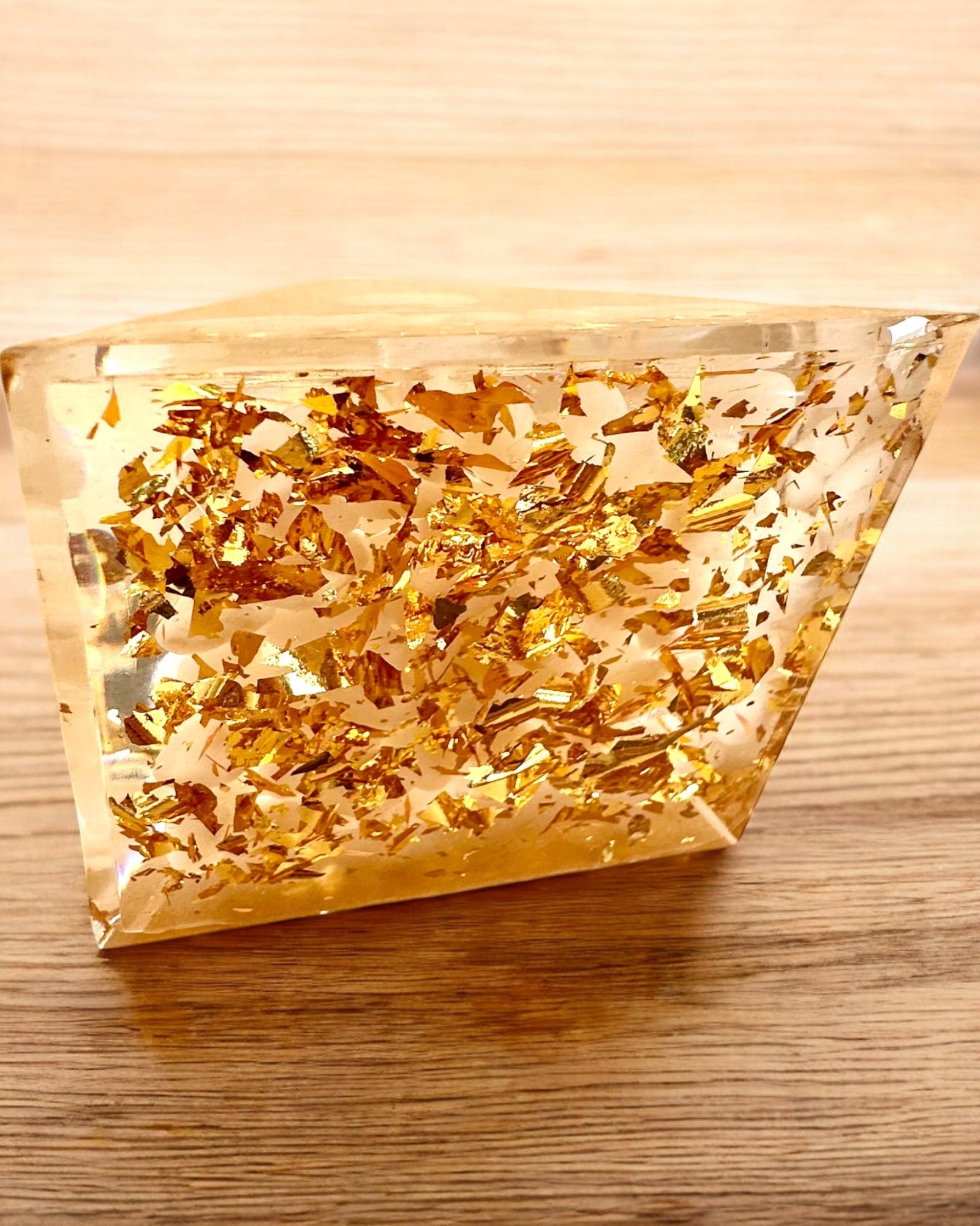 Orgonitisk Energi Pyramide med Hvide Sten - "Golden Harmony", ideel som gave