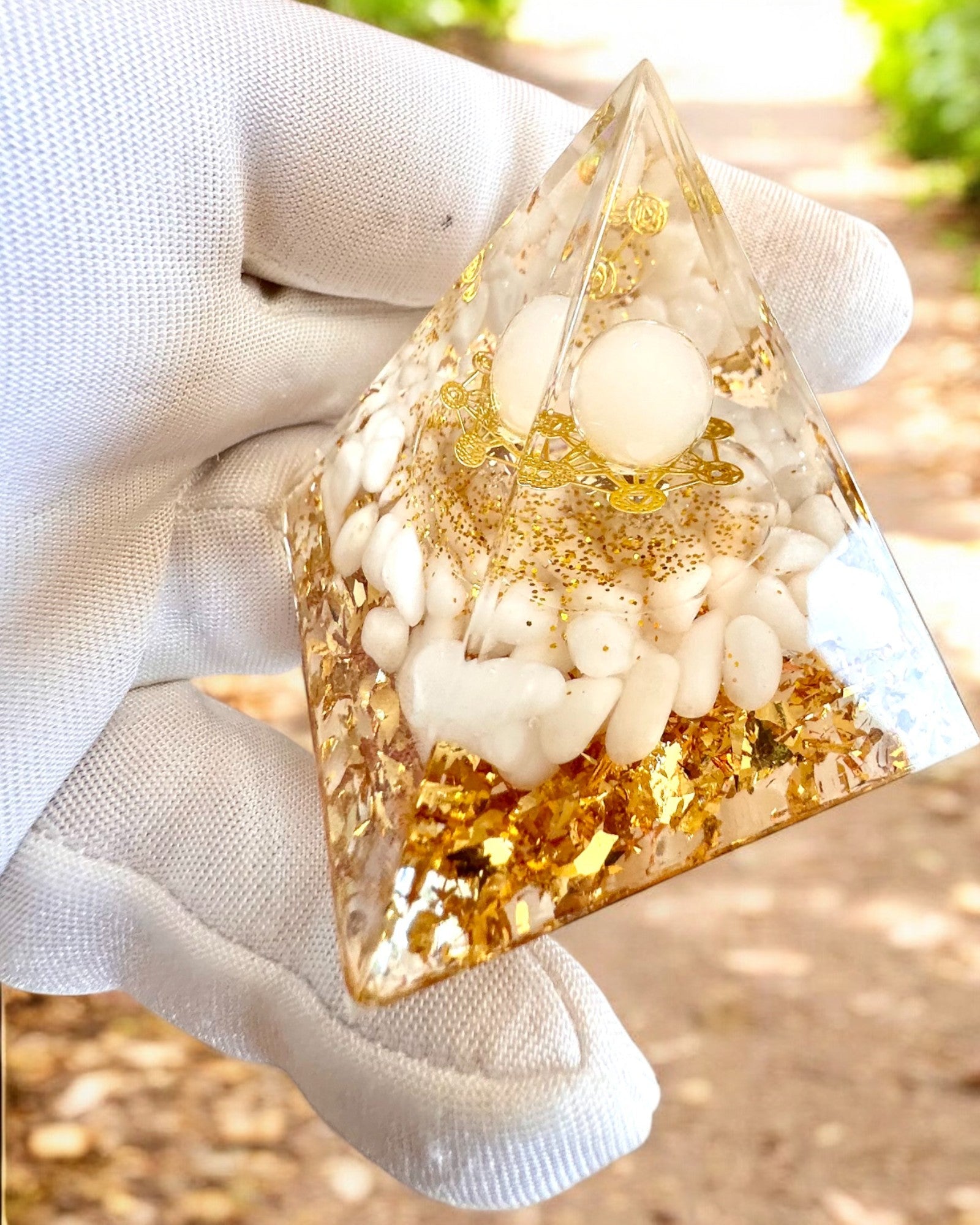 Orgonitisk Energi Pyramide med Hvide Sten - "Golden Harmony", ideel som gave