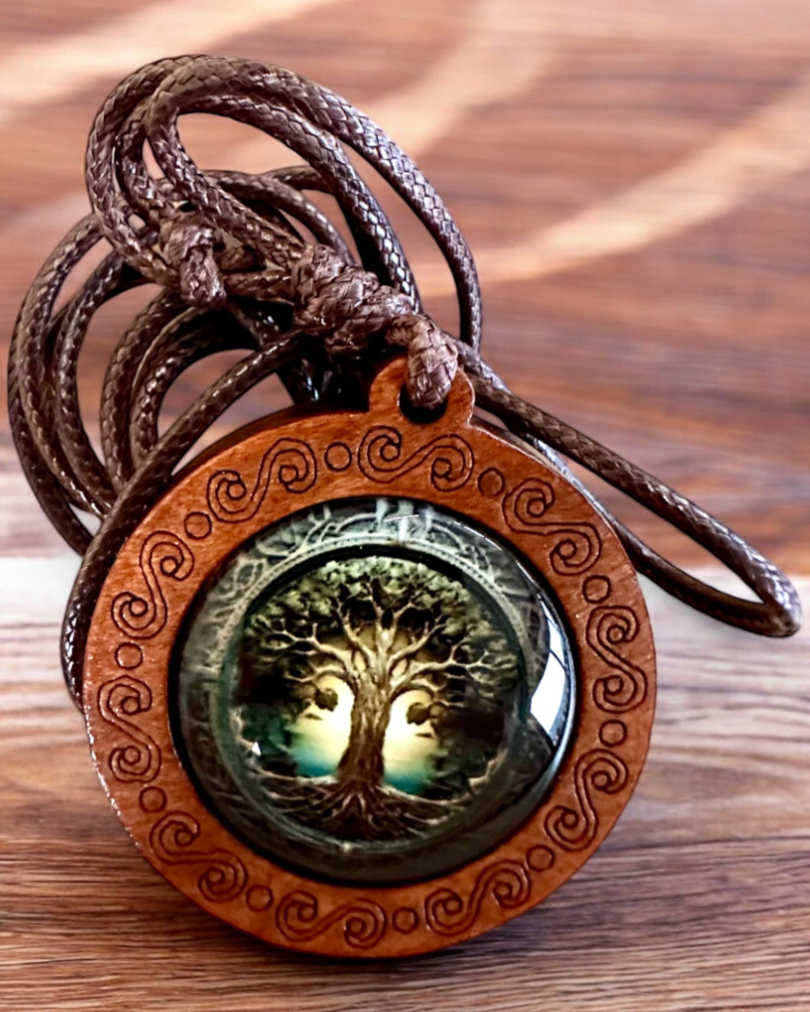 Amulet Liv "Forfædres Træ" - Håndlavet Halskæde af Træ og Glas, mulighed for personlig gravering som gave