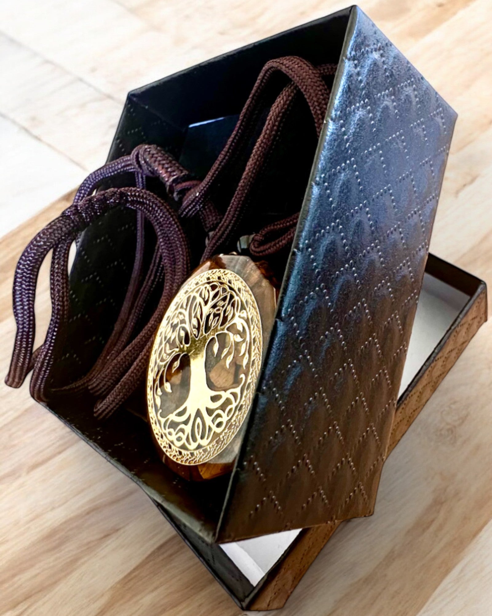 Amulet "Livets Træ" med tigerøje, halskæde som gave med personlig gravering