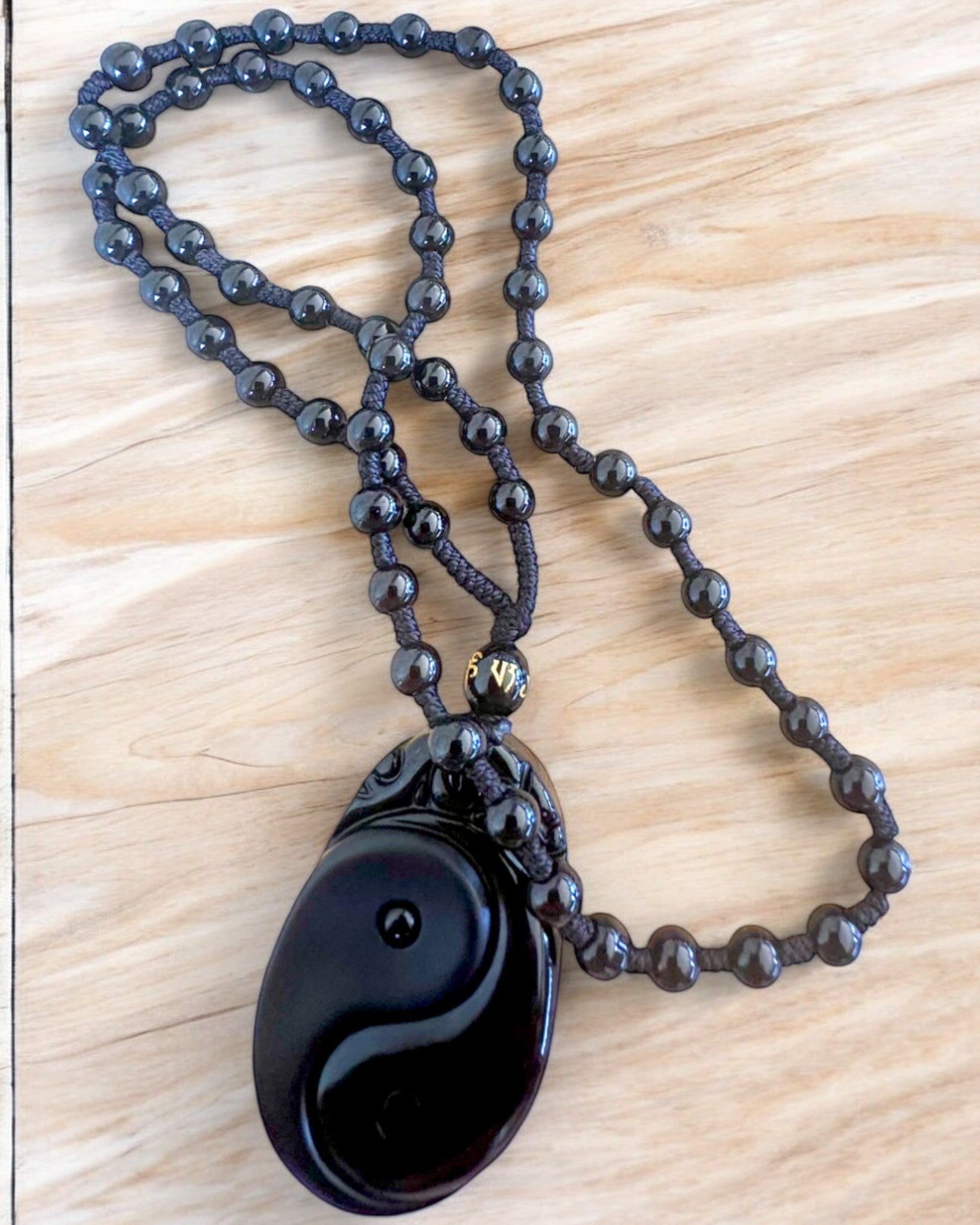 Obsidian Yin Yang Amulet med Gravering - Harmoni og Beskyttelse, personalisering med gravering til gave