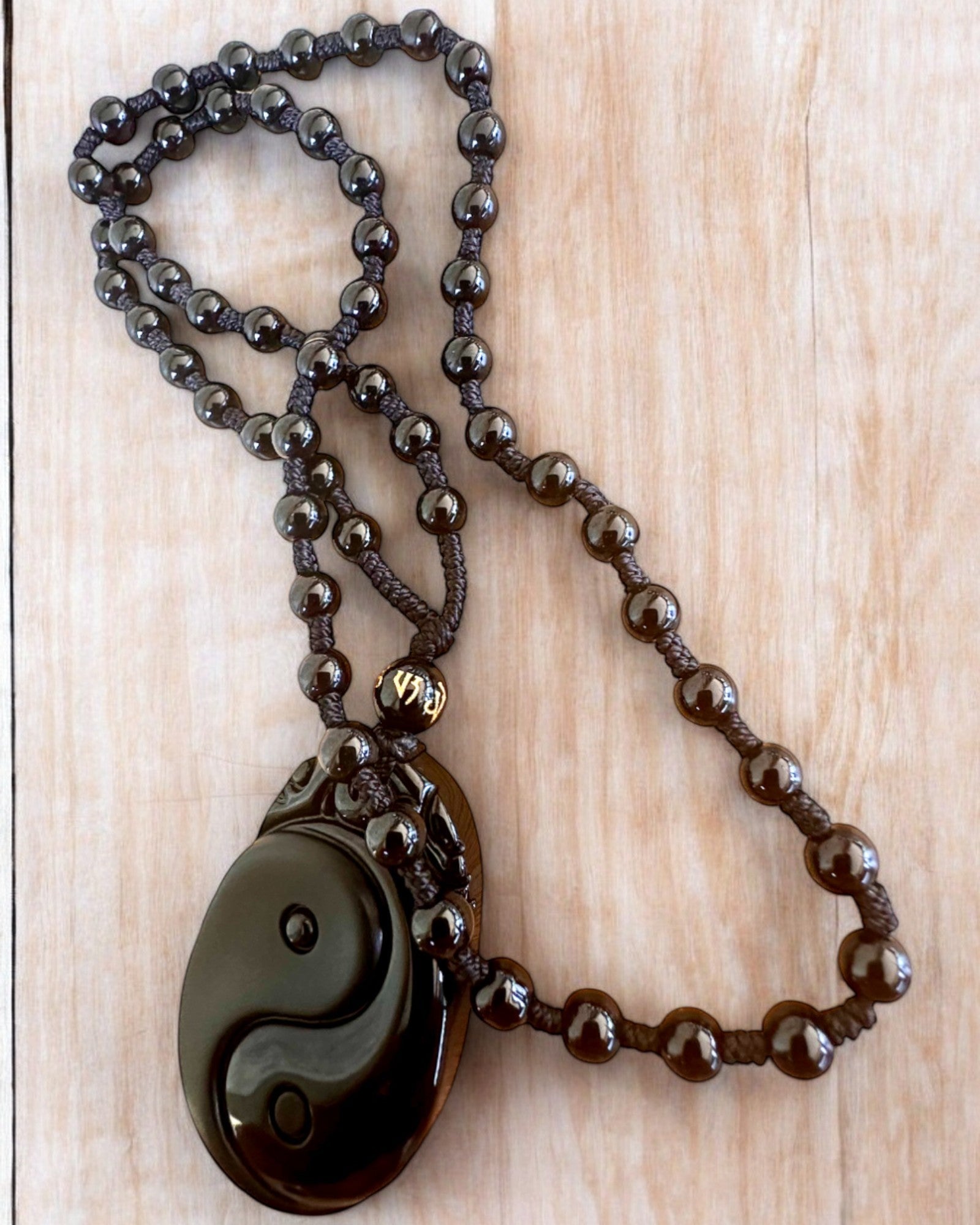 Obsidian Yin Yang Amulet med Gravering - Harmoni og Beskyttelse, personalisering med gravering til gave