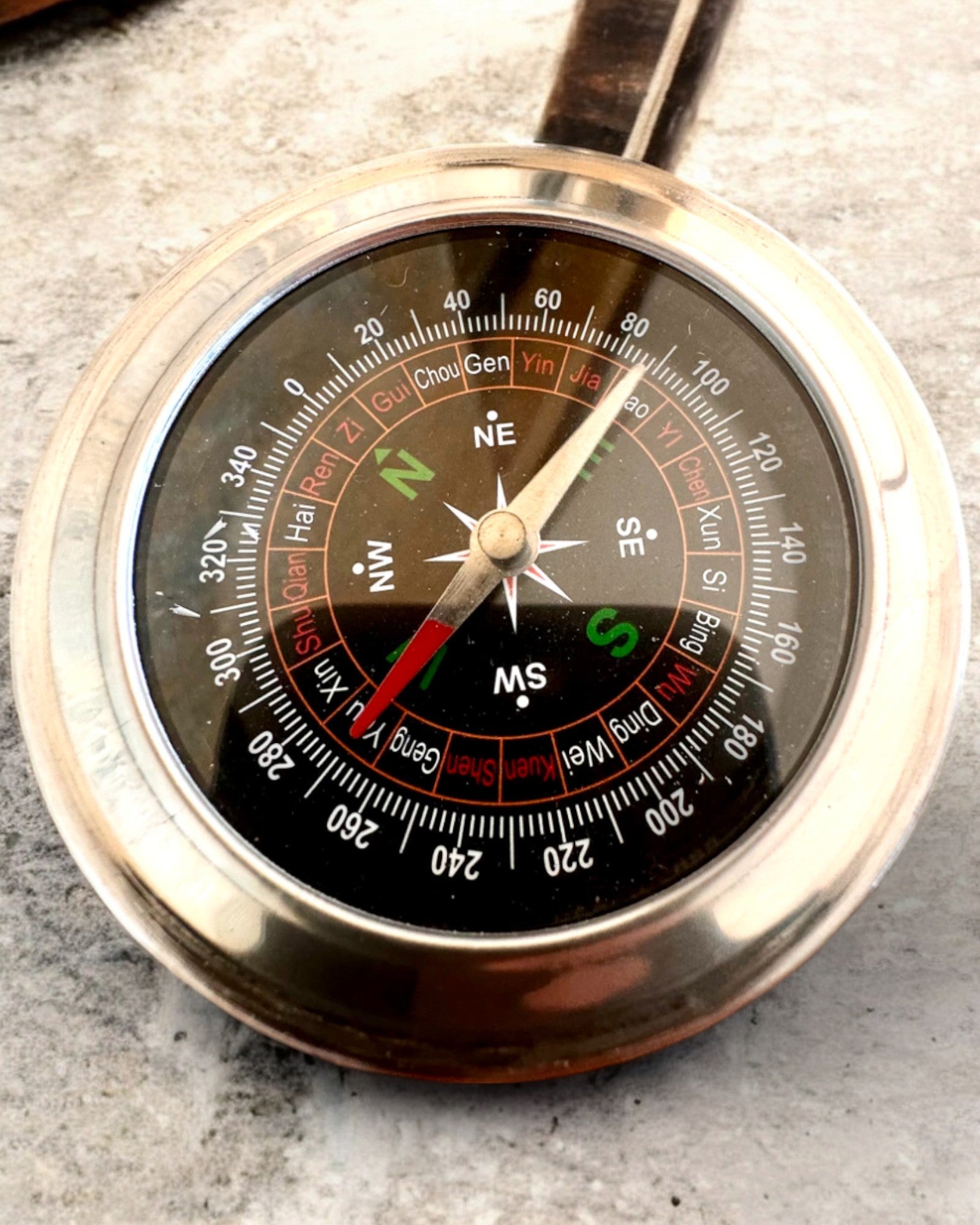 Feng Shui Kompas – Stålpræcision, personliggørelse med gravering som gave