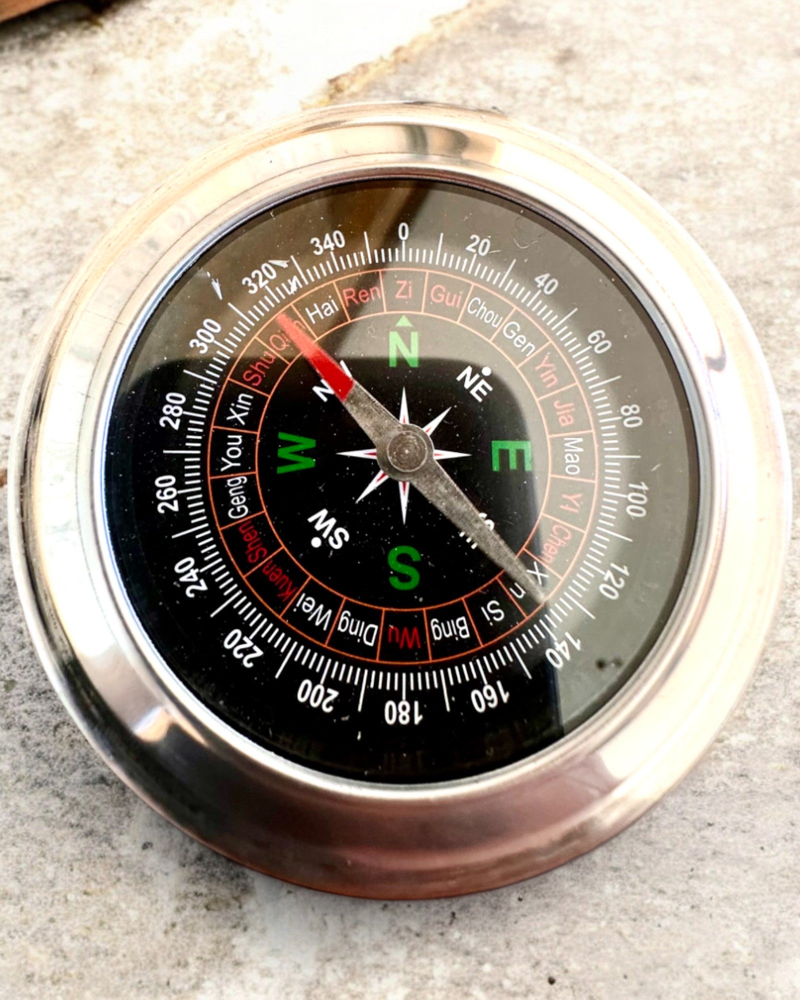 Feng Shui Kompas – Stålpræcision, personliggørelse med gravering som gave