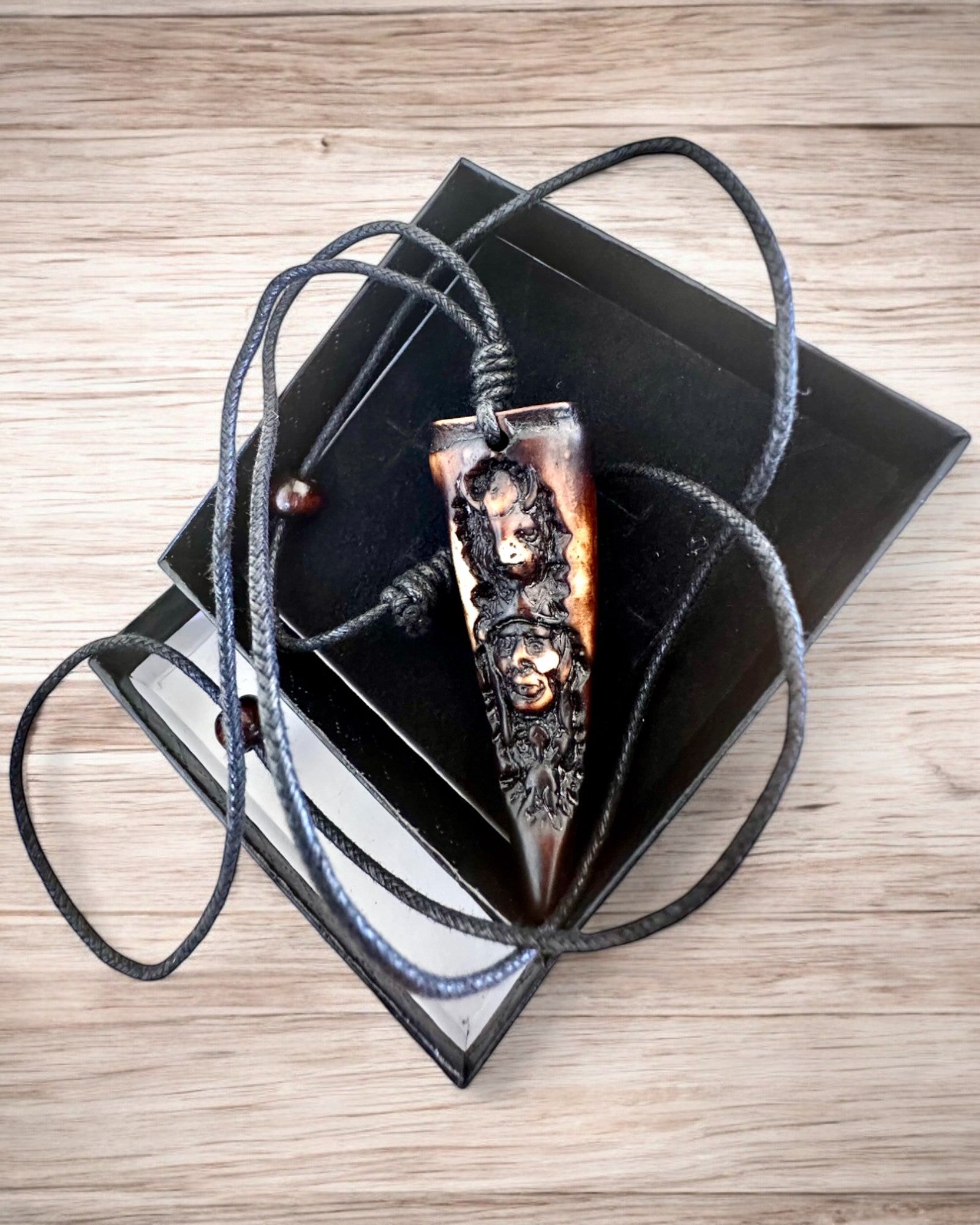 Wilczy Kieł halskæde, amulet af harpiks - Naturens Mystiske Kraft, mulighed for personlig gravering som gave