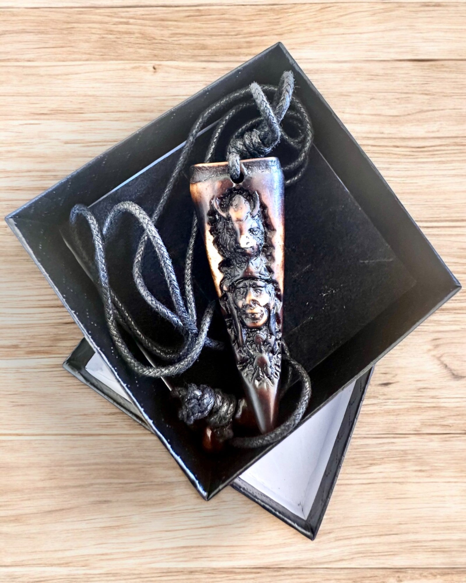 Wilczy Kieł halskæde, amulet af harpiks - Naturens Mystiske Kraft, mulighed for personlig gravering som gave