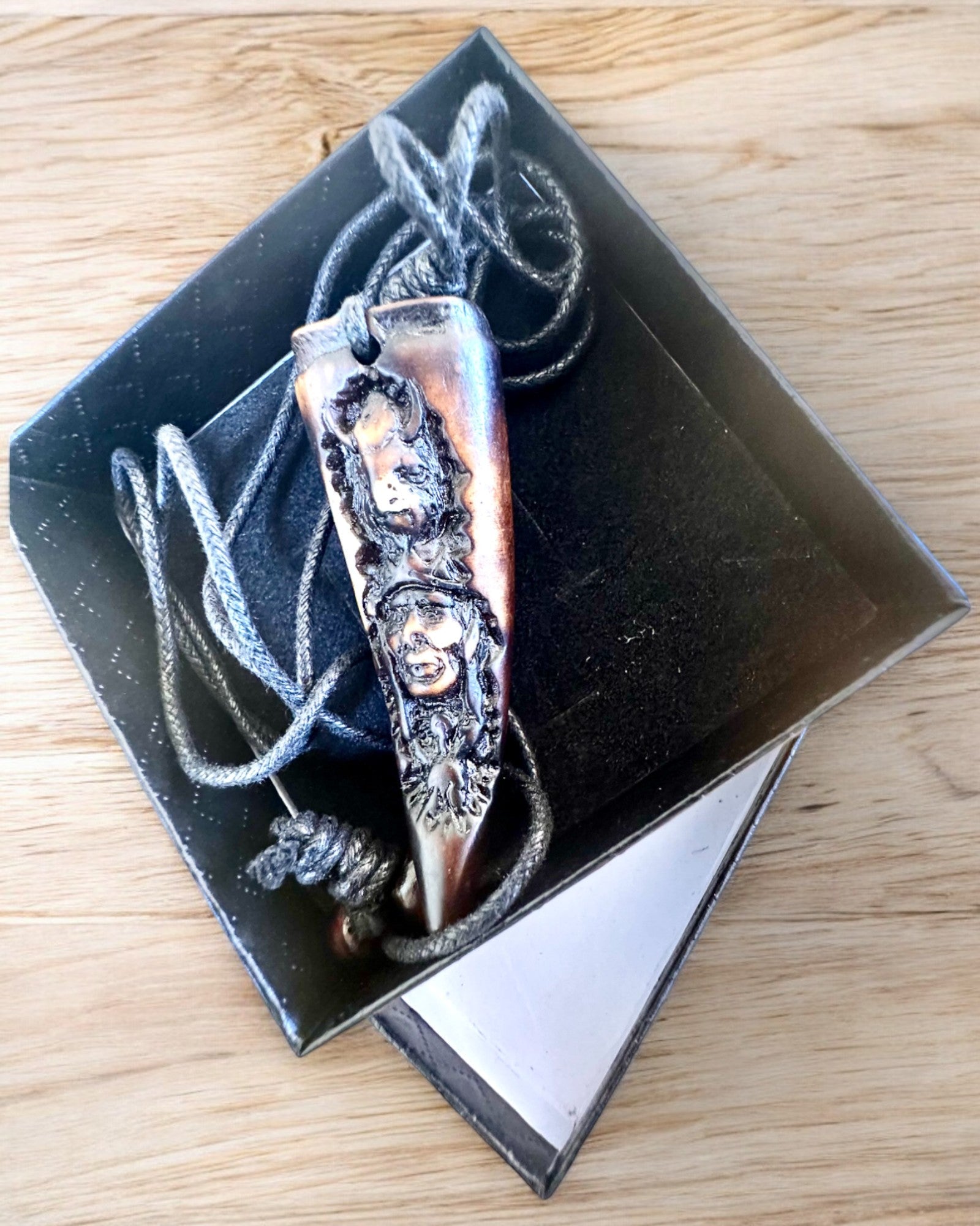 Wilczy Kieł halskæde, amulet af harpiks - Naturens Mystiske Kraft, mulighed for personlig gravering som gave