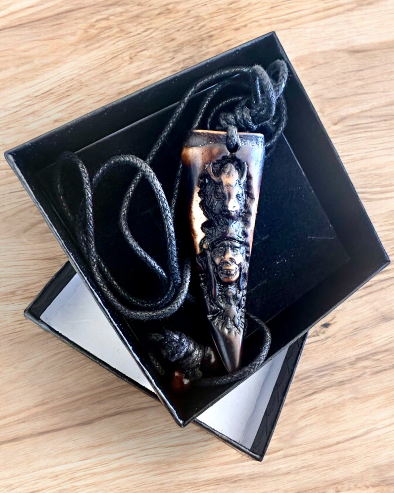 Wilczy Kieł halskæde, amulet af harpiks - Naturens Mystiske Kraft, mulighed for personlig gravering som gave