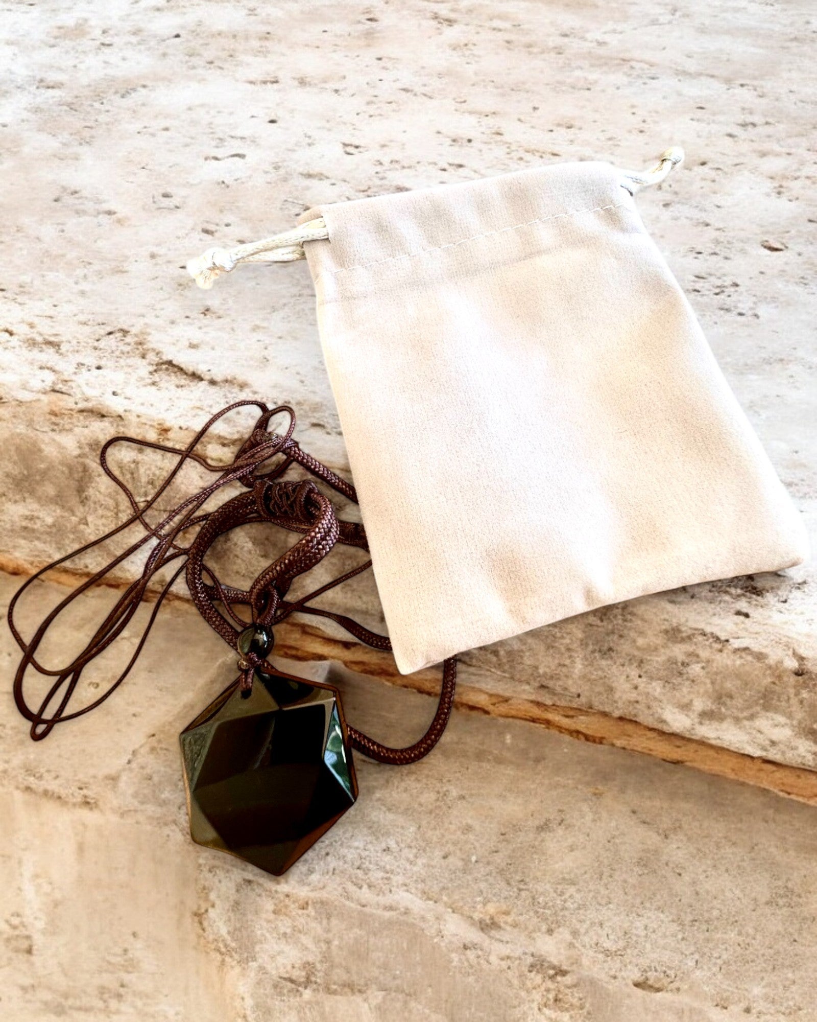 Amulet af sort obsidian "Davidsstjerne", mulighed for personlig gravering som gave