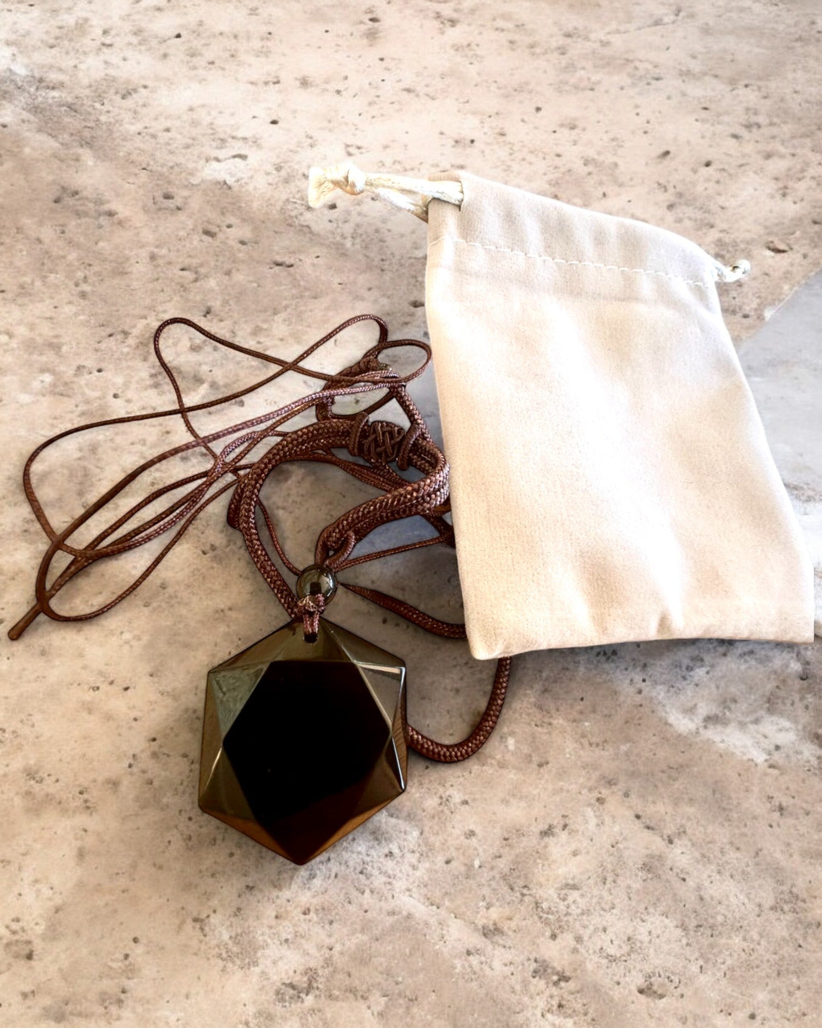 Amulet af sort obsidian "Davidsstjerne", mulighed for personlig gravering som gave