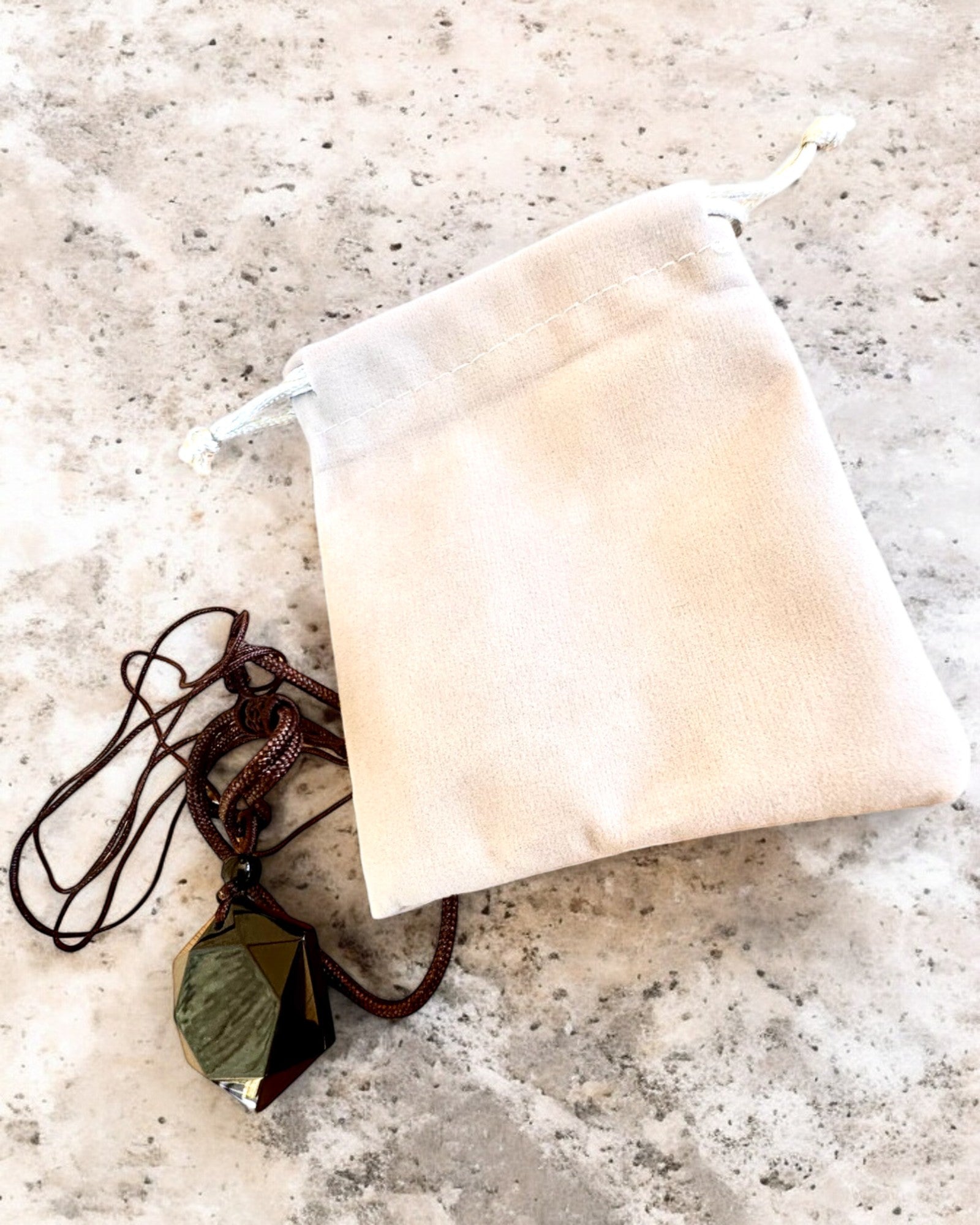 Amulet af sort obsidian "Davidsstjerne", mulighed for personlig gravering som gave