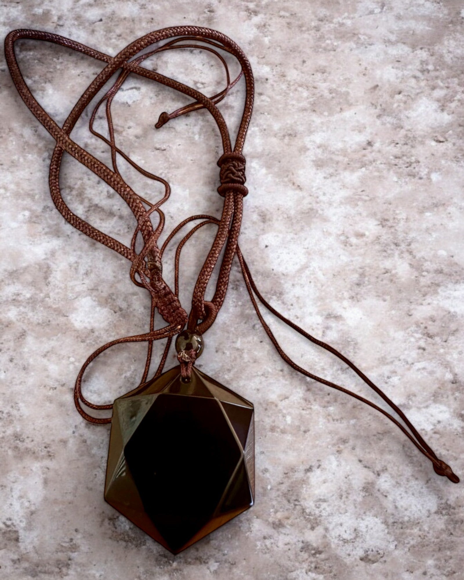 Amulet af sort obsidian "Davidsstjerne", mulighed for personlig gravering som gave