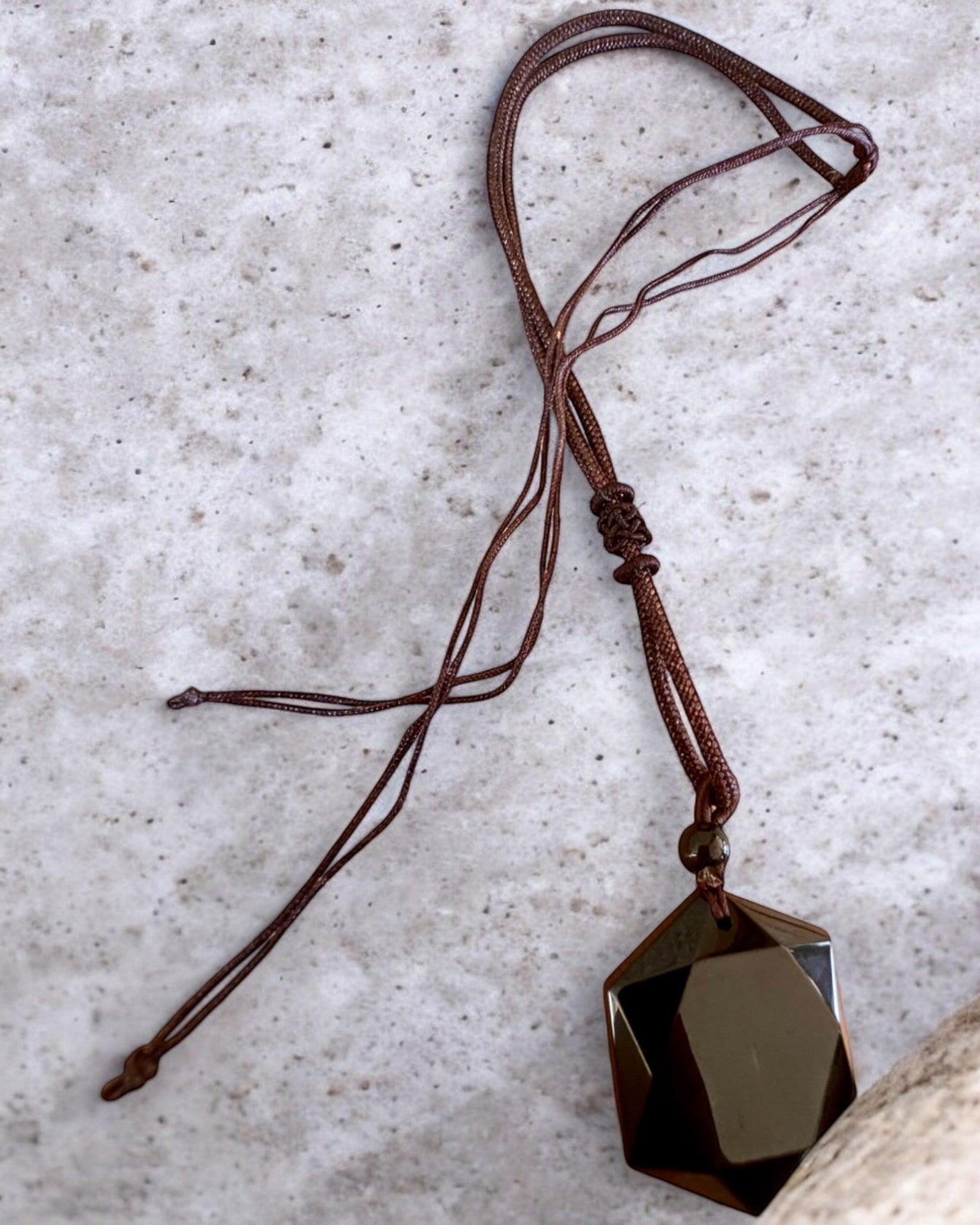 Amulet af sort obsidian "Davidsstjerne", mulighed for personlig gravering som gave