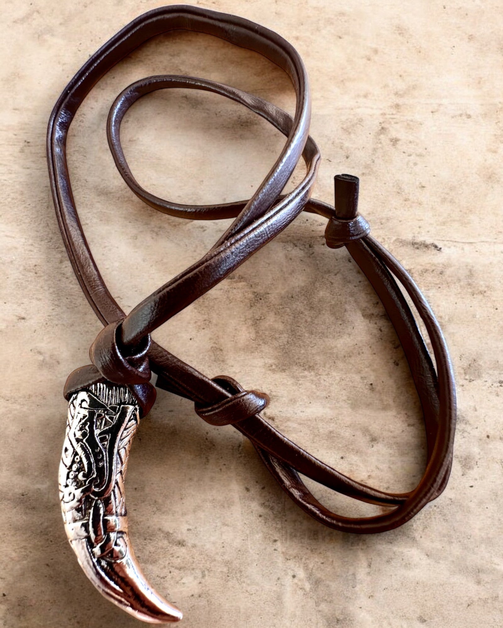 Wilczy Kieł i rustfrit stål – Amulet af Mod, halskæde med mulighed for personlig gravering som gave