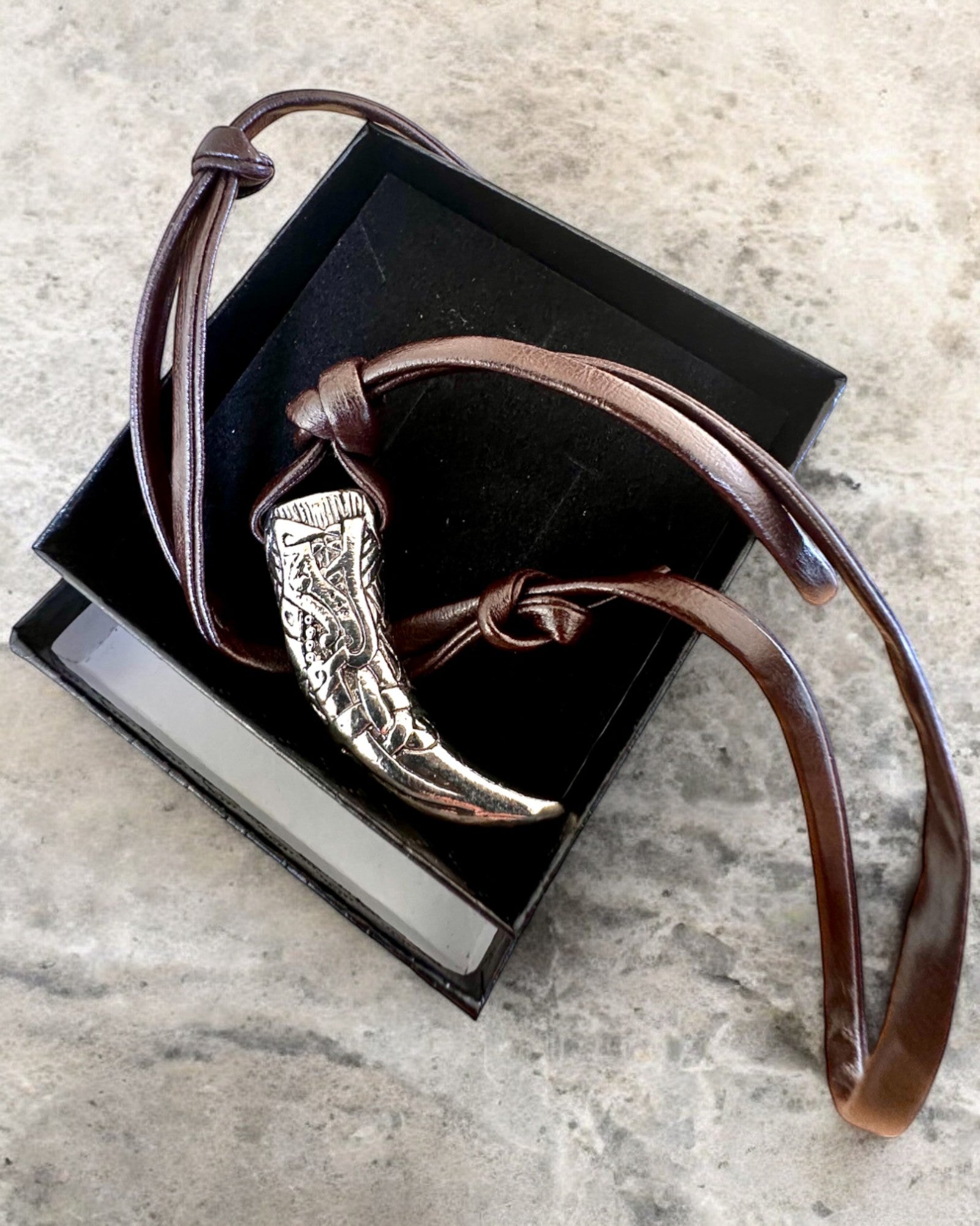 Wilczy Kieł i rustfrit stål – Amulet af Mod, halskæde med mulighed for personlig gravering som gave