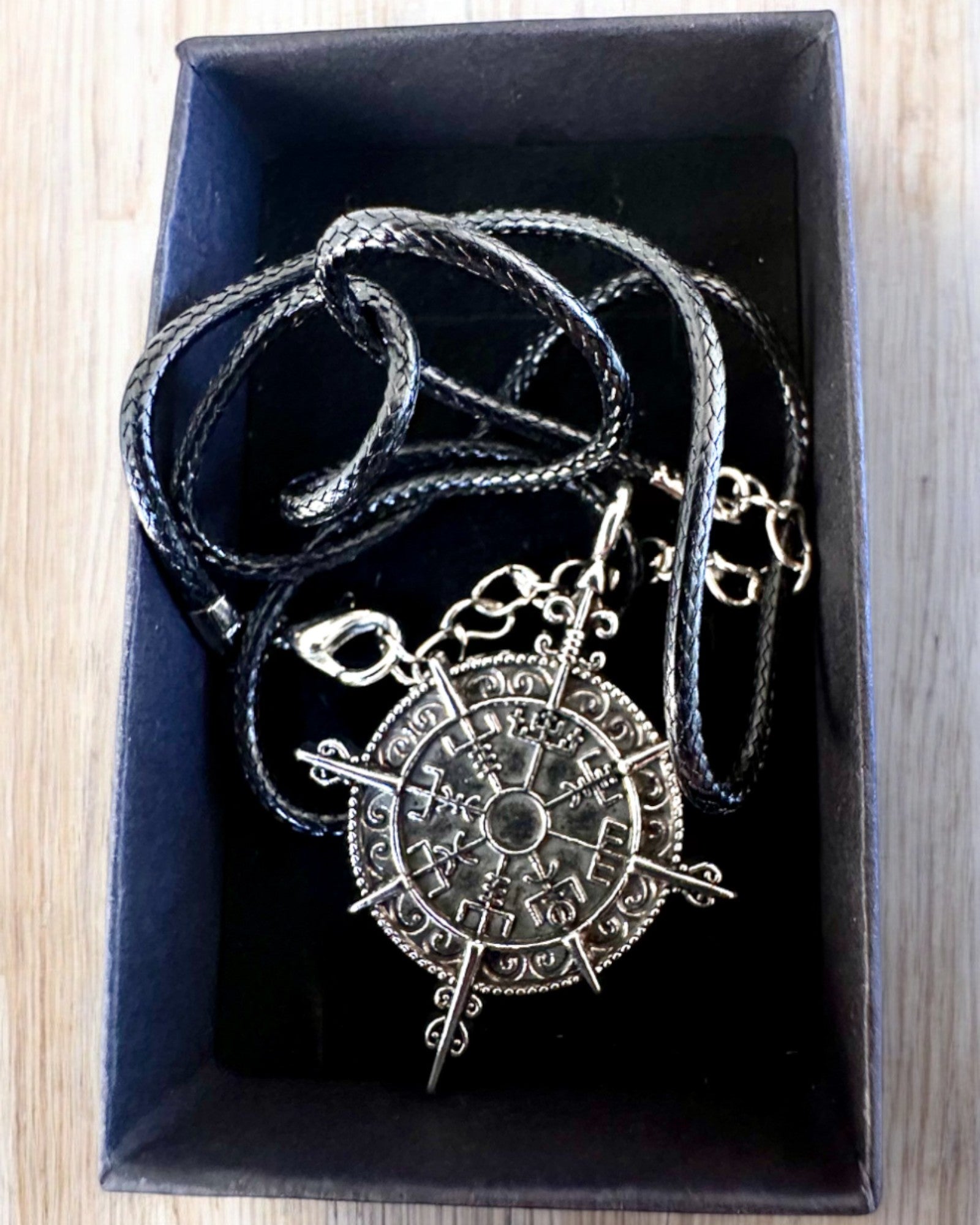 Amulet Nordens Kriger - Vikingekompas, mulighed for personlig gravering som gave, 2 varianter at vælge imellem