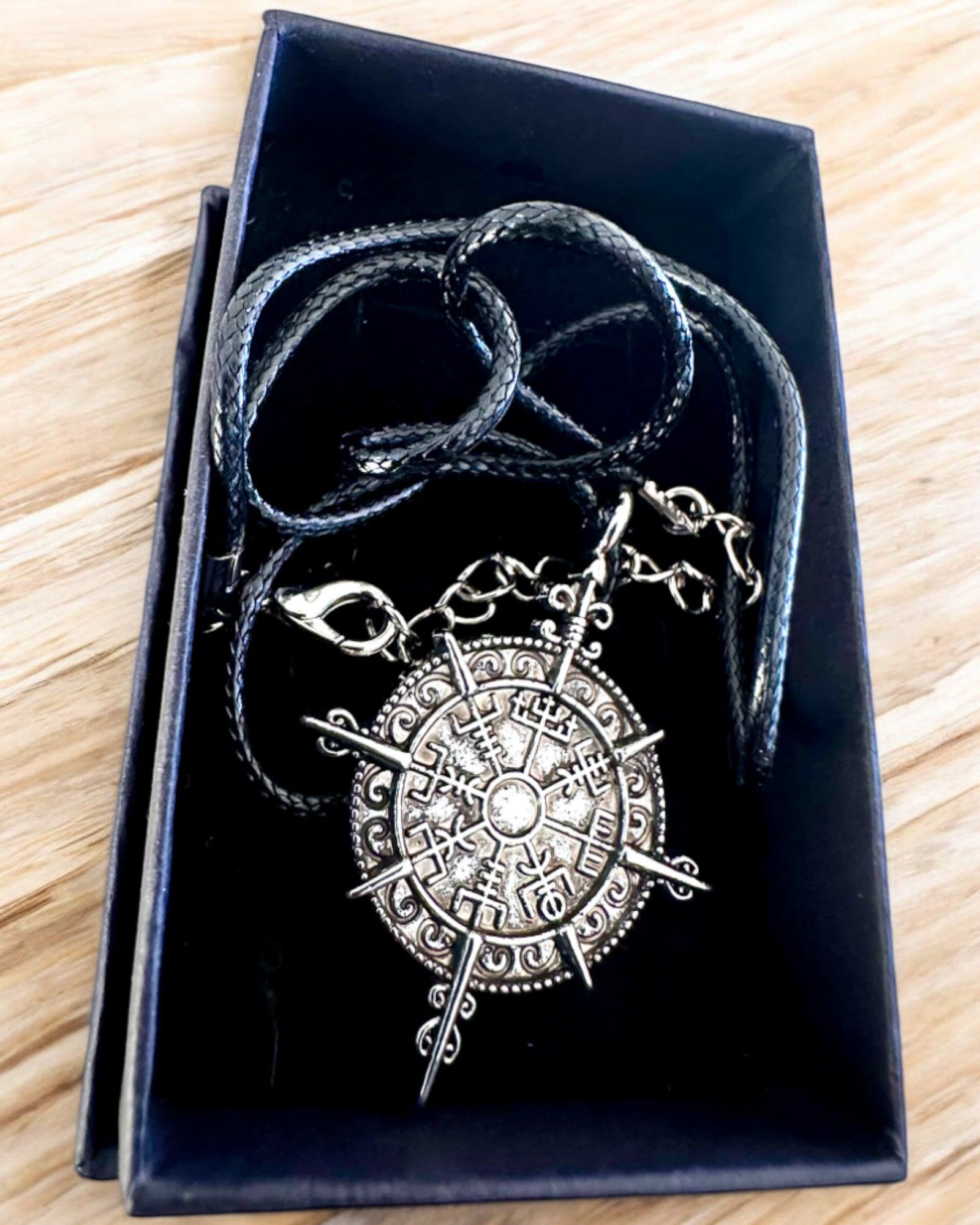 Amulet Nordens Kriger - Vikingekompas, mulighed for personlig gravering som gave, 2 varianter at vælge imellem
