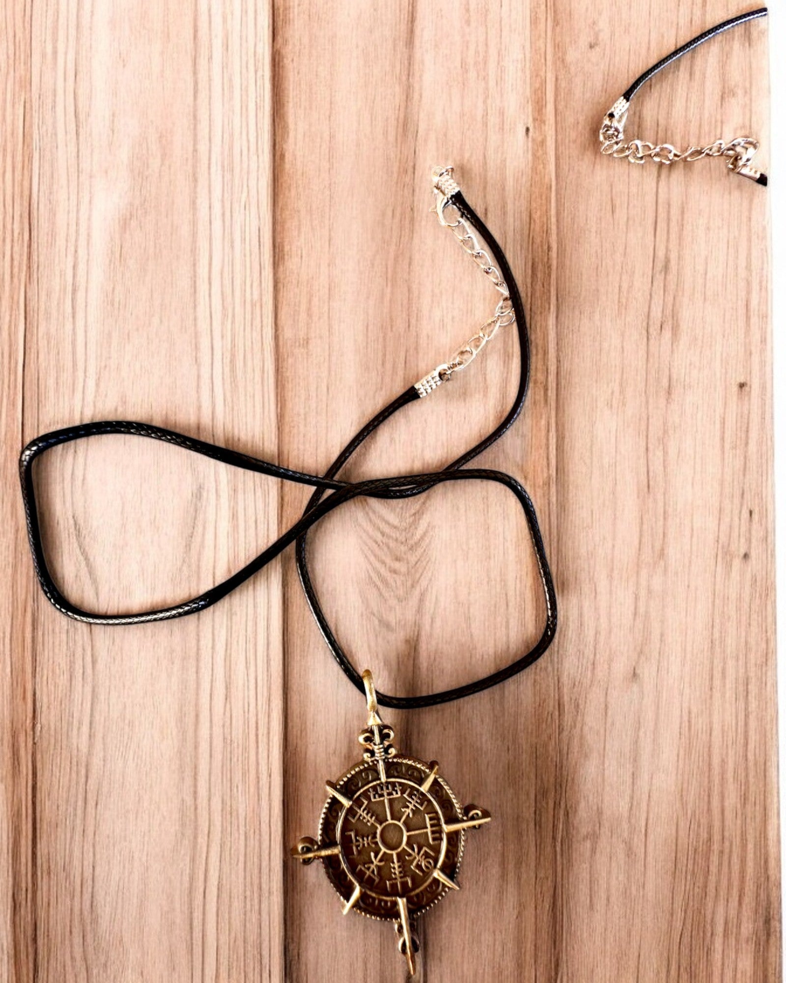 Amulet Nordens Kriger - Vikingekompas, mulighed for personlig gravering som gave, 2 varianter at vælge imellem