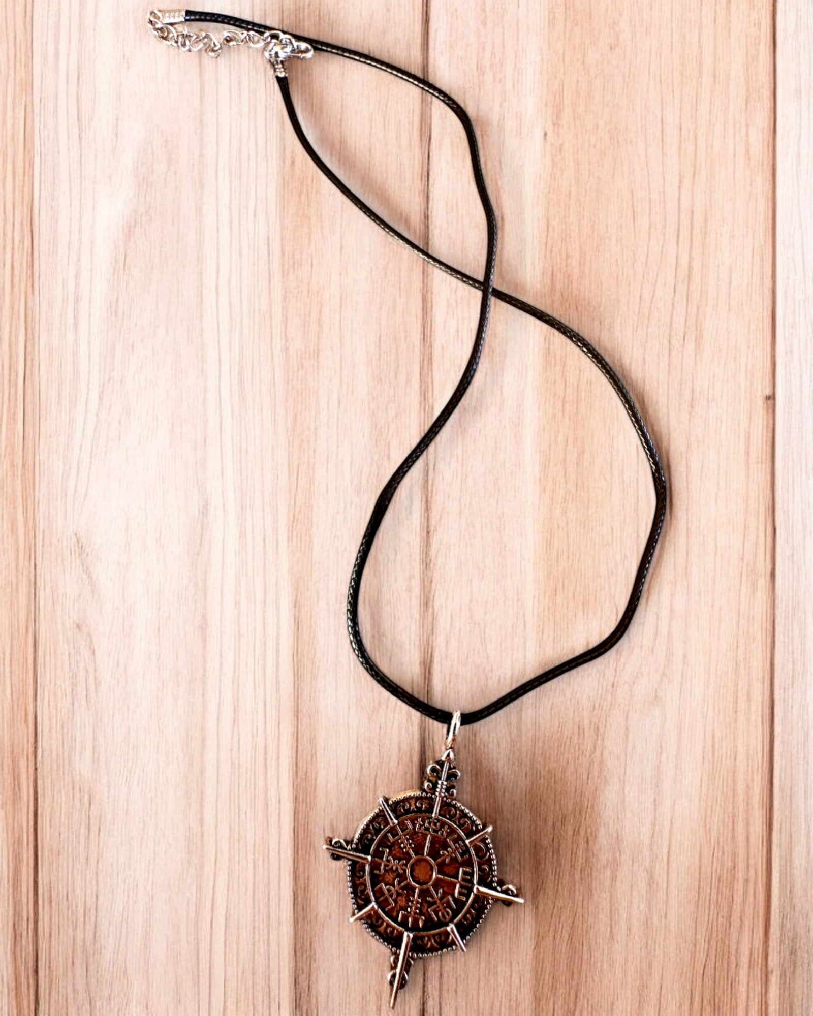 Amulet Nordens Kriger - Vikingekompas, mulighed for personlig gravering som gave, 2 varianter at vælge imellem