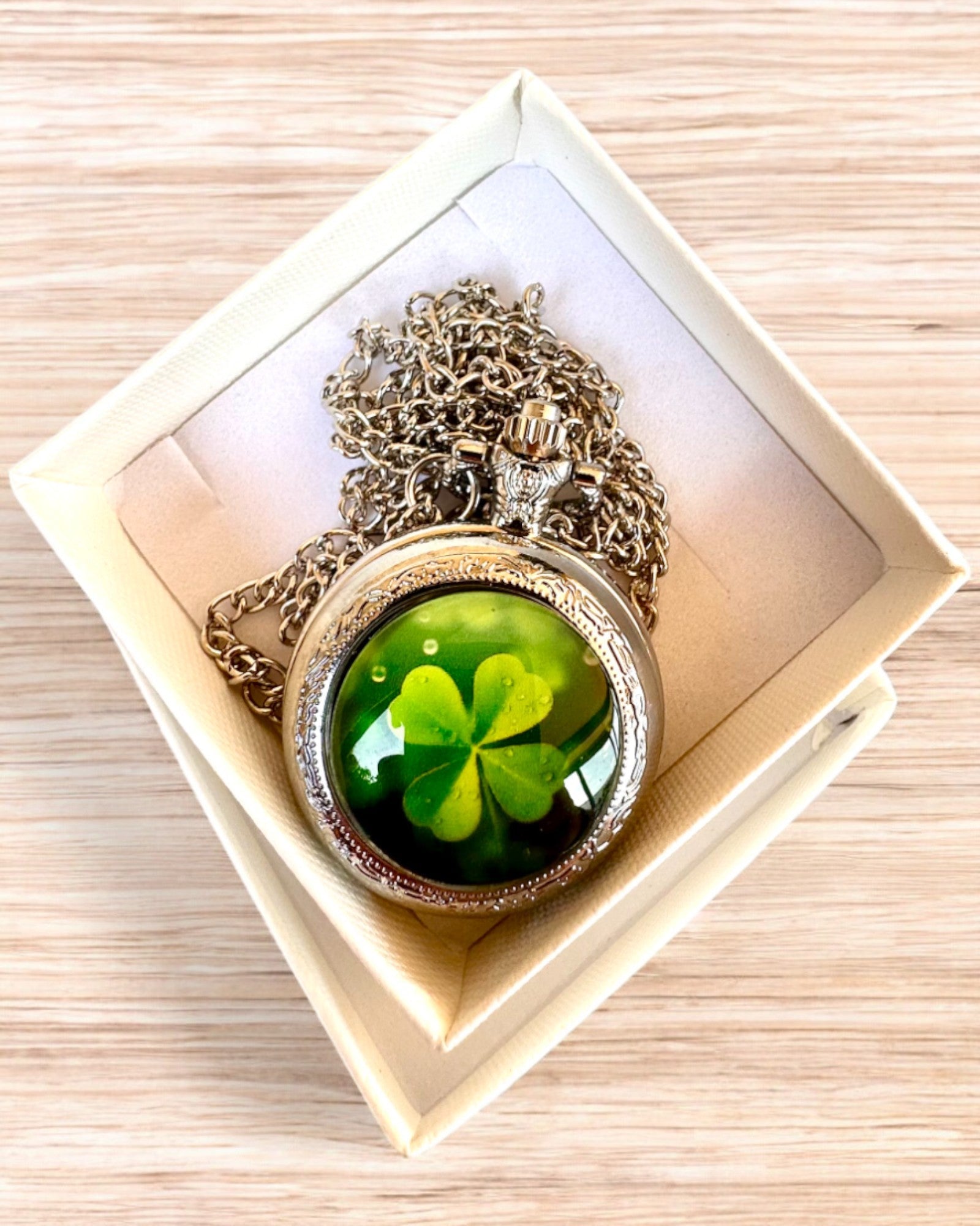 Lommeur "CloverTime" med firkløvermotiv, mulighed for personlig gravering som gave