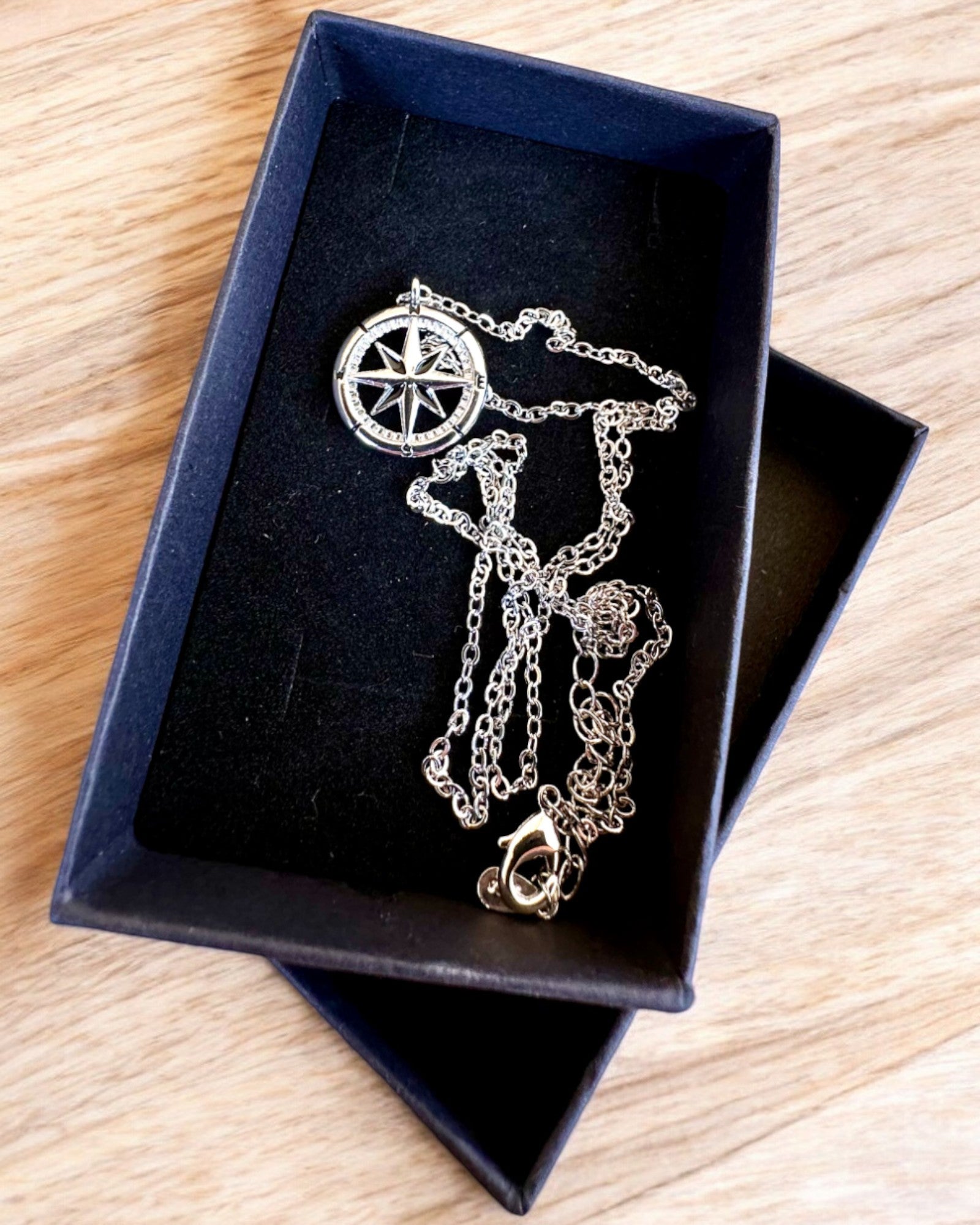 Sølvhalskæde med Lille Symbol - "Rejsendes" Kompas, mulighed for personlig gravering som gave