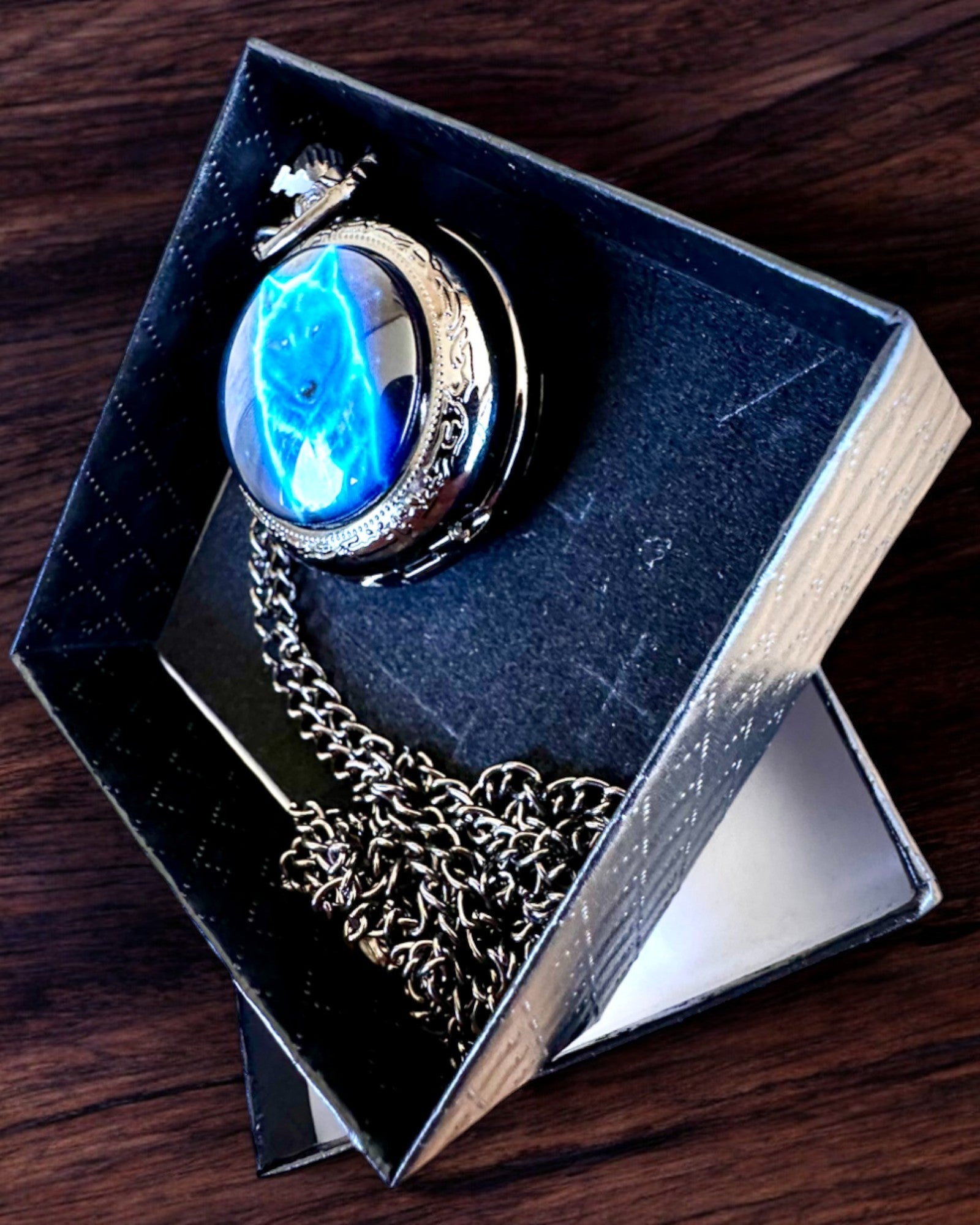 Lunar Wolf Lommeur – Måneulvens Ur, mulighed for personlig gravering som gave