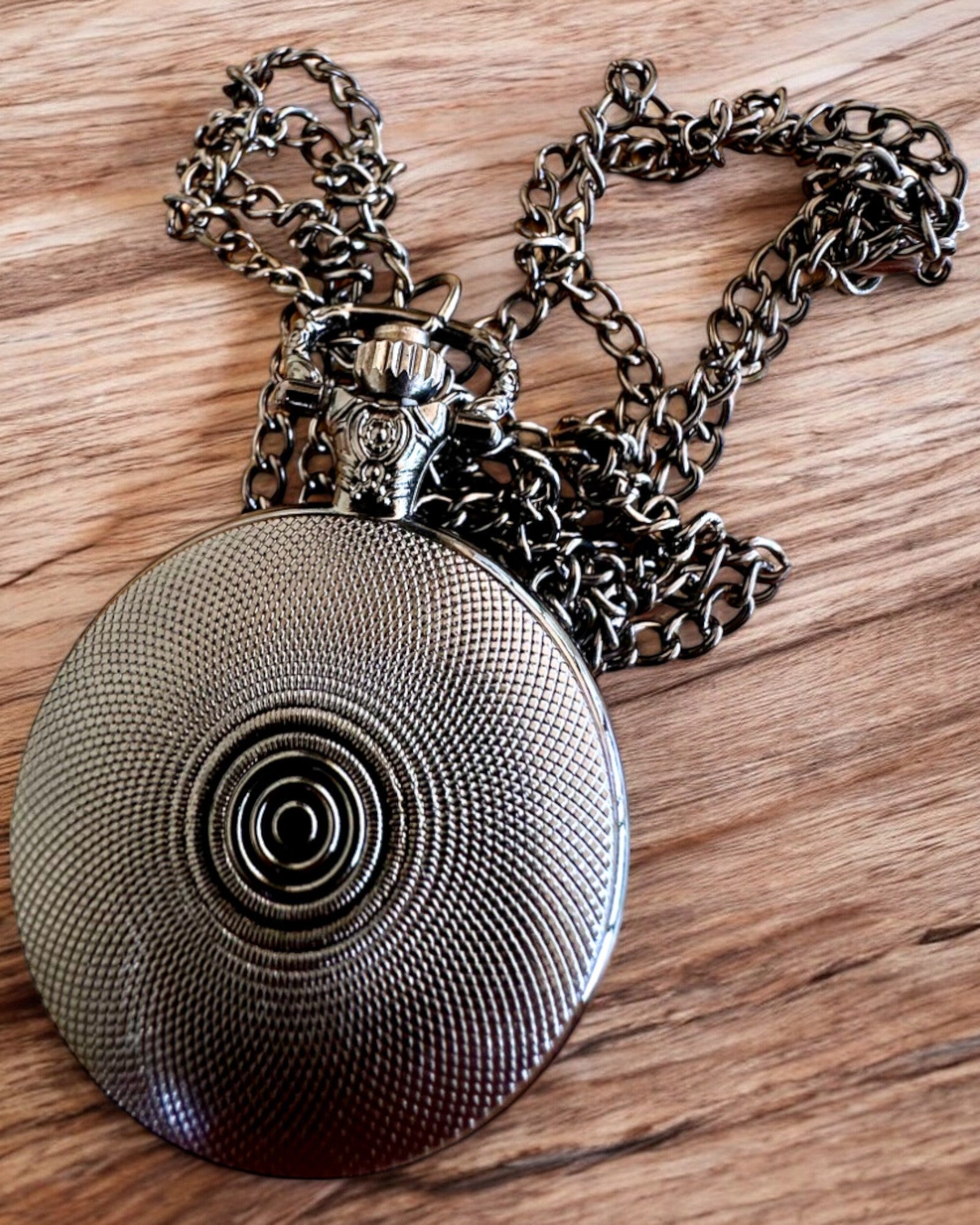 Lunar Wolf Lommeur – Måneulvens Ur, mulighed for personlig gravering som gave