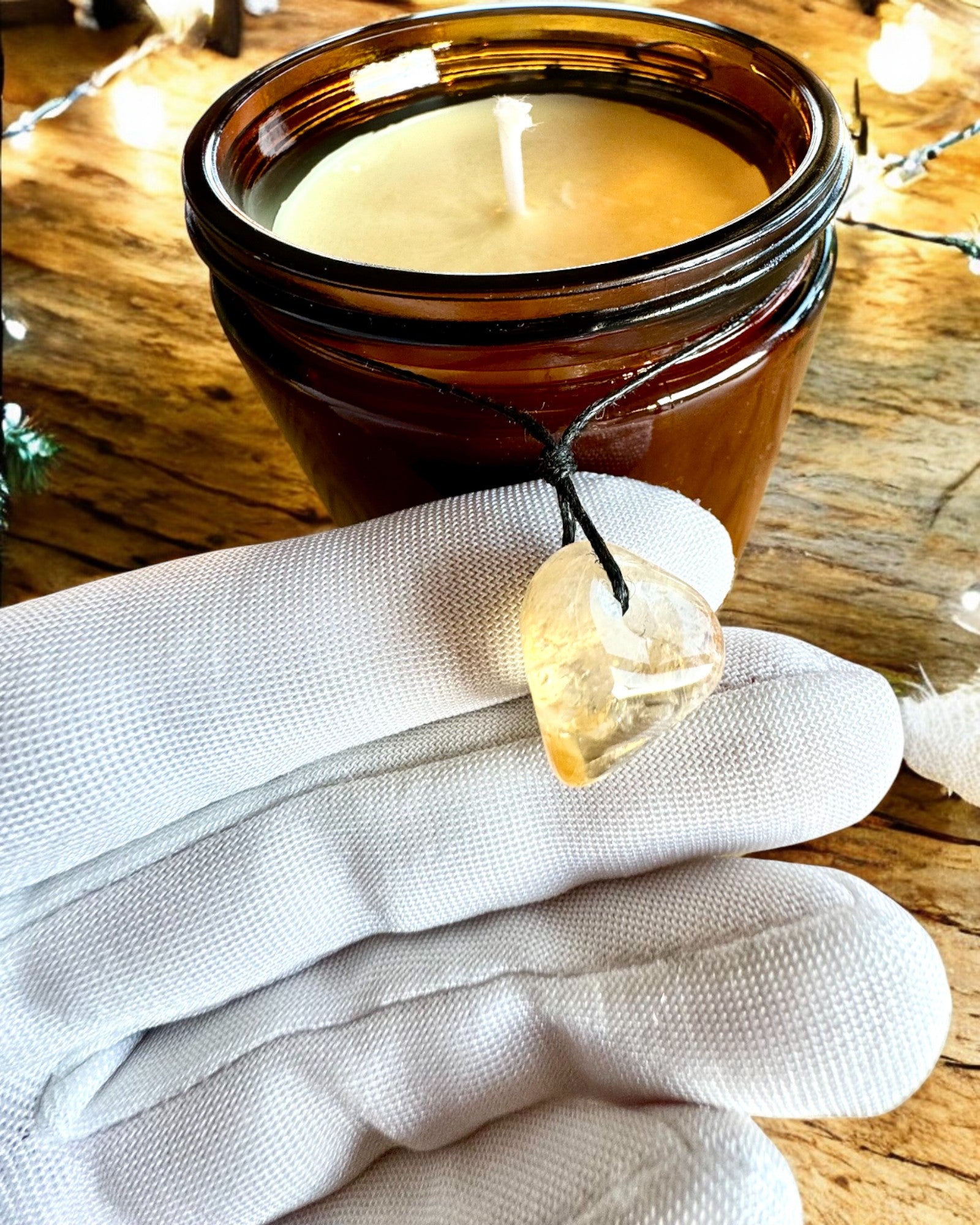 Intentionel sojavokslys 250 ml med naturlig sten – vælg din energi: Citrin eller Granat, personliggørelse med gravering som gave