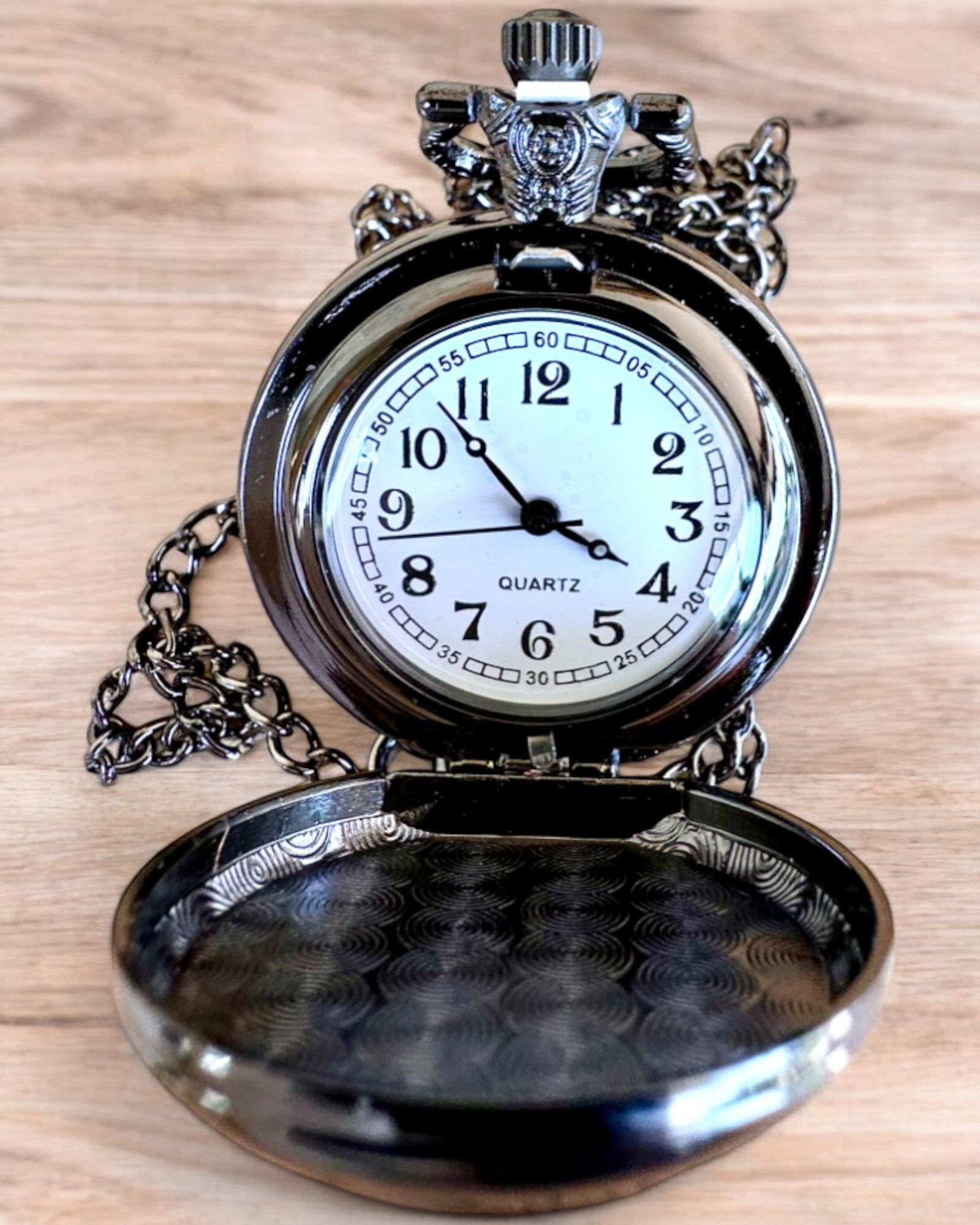 Lunar Wolf Lommeur – Måneulvens Ur, mulighed for personlig gravering som gave